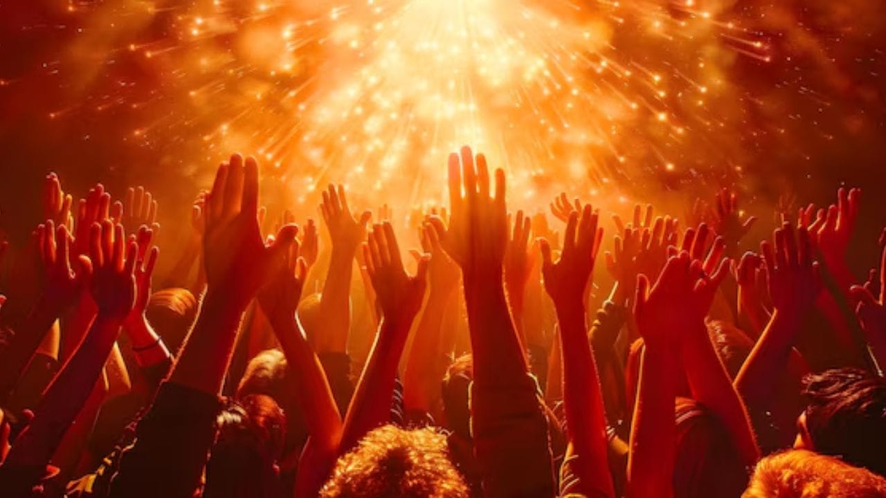 એવું માનવામાં આવે છે કે પૂજા, ભજન-કીર્તન અને આરતી દરમિયાન તાળી પાડવી એ ભગવાન પ્રત્યે ભક્તિ અને આદર વ્યક્ત કરવાનું એક માધ્યમ છે. તે ભક્તોના સામૂહિક ઉત્સાહ અને એકતાને પણ વ્યક્ત કરે છે.
