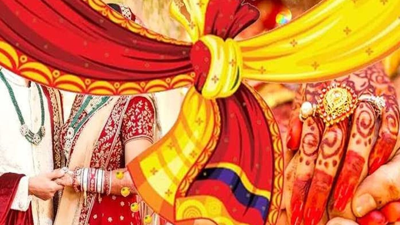 આ બાબતોનું ખાસ મહત્વ છે: આ દરેક વસ્તુનું ખાસ મહત્વ છે. એક છેડો વરરાજાના ખેસ સાથે બાંધવામાં આવે છે અને બીજો છેડો કન્યાની પાનેતર અથવા દુપટ્ટા સાથે બાંધવામાં આવે છે. આ ઉપરાંત, આ છેડાછેડી વરરાજા અને કન્યાના શરીર અને મનની એકતાનું પ્રતીક માનવામાં આવે છે. તે લગ્નના બંધનનું પ્રતીક પણ છે. એવું માનવામાં આવે છે કે ખેસ અને પાનેતર બાંધ્યા પછી પતિ-પત્ની એકબીજાને જીવનભર પૂર્ણ કરે છે.
