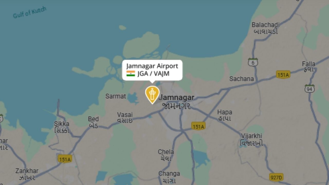 યુદ્ધ જેવી સ્થિતિ વચ્ચે બંધ કરાયેલ જામનગર એરપોર્ટ પણ આજે પ્રવાસીઓ માટે ફરીથી ખુલ્લો મુકાઈ ગયો છે. હવે અહીંથી દૈનિક વિમાની સેવાઓ ફરી શરૂ થવાની છે.