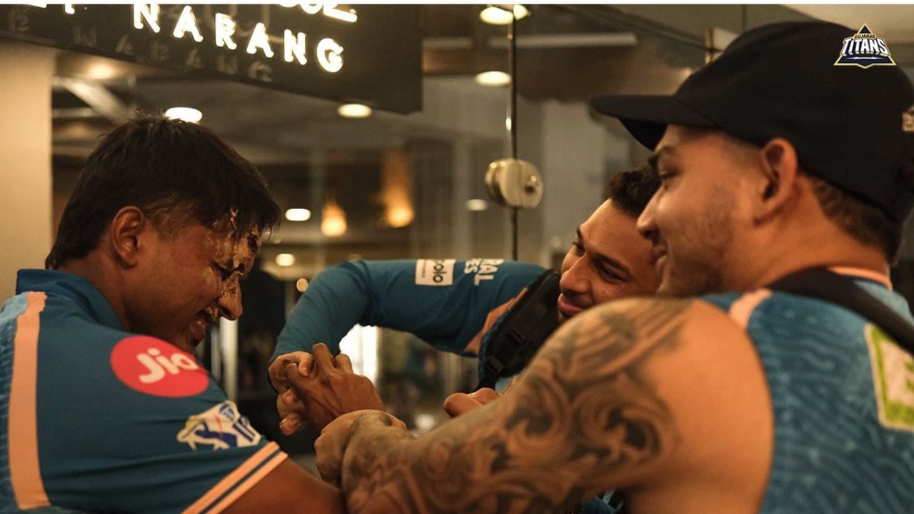 ગુજરાત ટાઈટન્સે 200 રનનો ટાર્ગેટ કોઈ પણ વિકેટ ગુમાવ્યા વગર 19 ઓવરમાં પૂર્ણ કર્યો હતો. આ સાથે ગુજરાત 18 વર્ષના આઈપીએલના ઈતિહાસમાં કોઈ પણ વિકેટ ગુમાવ્યા વગર 200 રનનો ટાર્ગેટ ચેન્જ કરનારી પ્રથમ ટીમ બની ગઈ છે.