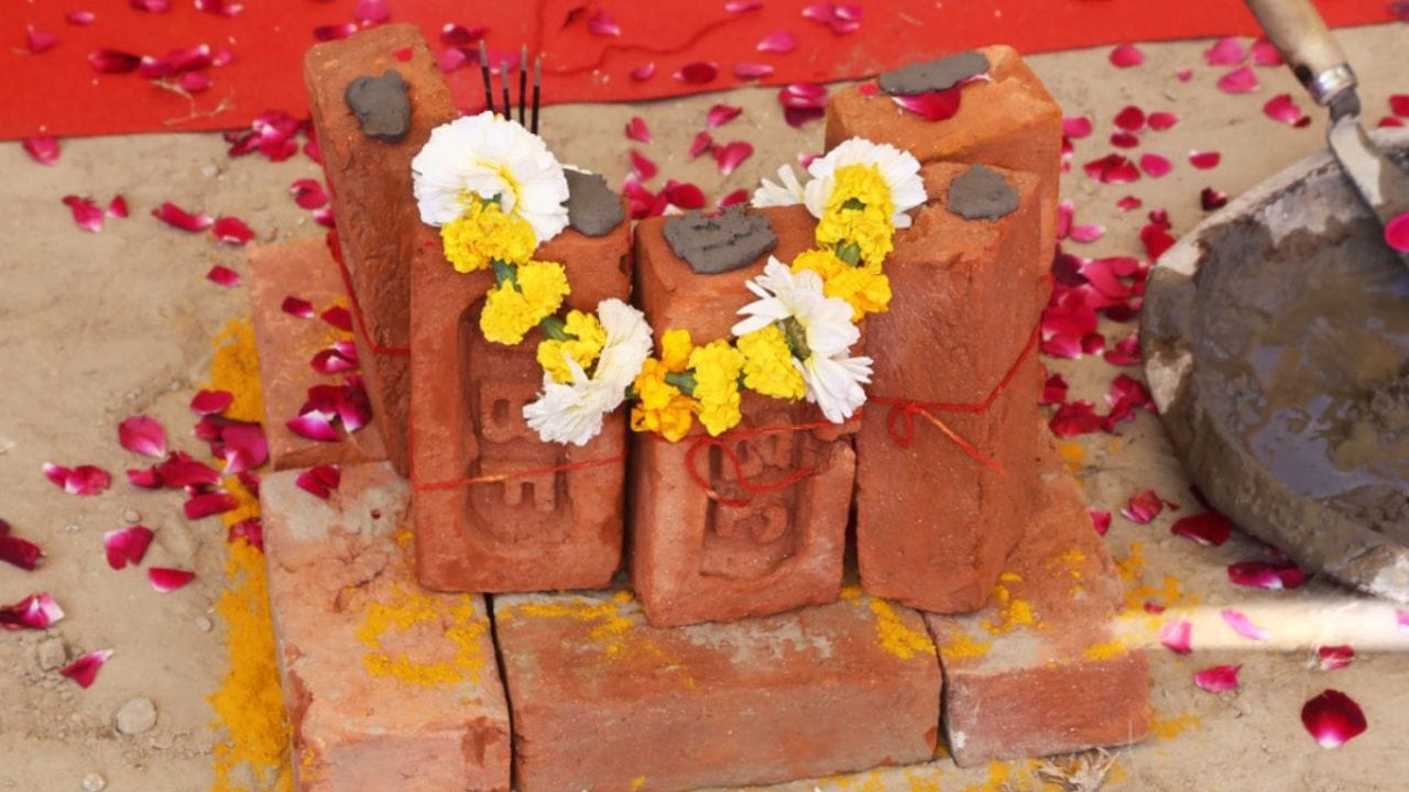 શ્રી શુકદેવના મતે શેષજી પાતાળથી ત્રીસ હજાર યોજન દૂર બિરાજમાન છે. શેષજીના માથા પર પૃથ્વી મૂકવામાં આવે છે. જ્યારે શેષ પ્રલય દરમિયાન વિશ્વનો નાશ કરવા માંગે છે, ત્યારે ગુસ્સાથી ભ્રમરોની વચ્ચેથી, ત્રણ આંખોમાંથી 11 રુદ્રો ત્રિશૂળ પ્રગટ થાય છે. પૌરાણિક ગ્રંથોમાં એવો ઉલ્લેખ છે કે પૃથ્વી શેષનાગના ફેણ પર ટકી છે. 
