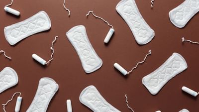 દરેક મહિલાનું પીરિયડ્સ ચક્ર અલગ અલગ હોય છે. મોટાભાગની મહિલાઓને 2-7 દિવસ સુધી પીરિયડ્સ આવે છે. સામાન્ય રીતે આ ચક્ર 28 થી 35 દિવસનું હોય છે. કેટલીક મહિલાઓને પીરિયડ્સ સમય સમયે આવી જાય છે. પરંતુ કેટલીક મહિલાઓને પીરિયડ્સ વહેલા કે મોડા આવે છે. જે રીતે પીરિયડ્સ મોડા આવવા એ સમસ્યા છે. તેવી જ રીતે પીરિયડ્સ સમય કરતા વહેલા આવવા એ પણ કોઈ સામાન્ય વાત નથી.