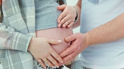 પ્રેગ્નન્સીની શરુઆતના 3 મહિના સુધી પ્રેગ્નન્સી પડકાર હોય છે. કારણ કે, આ દરમિયાન અનેક સમસ્યાઓ થાય છે. મહિલાઓને ક્યારેક ઉલટી તો ક્યારેક ગેસ અને એસિડિટીની સમસ્યા પણ રહે છે. તો ચાલો જાણીએ આની પાછળ થવાનું કારણ શું છે.