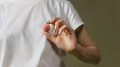  દર મહિને જ્યારે મહિલાઓને પીરિયડ્સ આવે છે તો શરીરમાં માત્ર બ્લીડિંગ જ નહી પરંતુ અનેક પ્રકારના હોર્મોનમાં ફેરફાર પણ થાય છે.માથાનો દુખાવો, પેટમાં દુખાવો,મૂડ સ્વિંગ,થાક આ બધા સામાન્ય લક્ષણો માનવામાં આવે છે પરંતુ એક વસ્તુ છે, જે તમામ મહિલાઓને પરેશાન કરે છે. અને એ છે બ્રેસ્ટ પેન એટલે કે, સ્તનમાં દુખાવો.