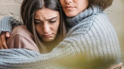 મેનોપોઝ એક પ્રાકૃતિક પ્રકિયા છે. આનો મતલબ કે,મહિલાને હવે પીરિયડ્સ બંધ થઈ ગયા છે. ત્યારબાદ હવે તેમણે પીરિયડ્સ સાયકલમાંથી પસાર થવું પડશે નહી.મેનોપોઝ થયા બાદ મહિલાઓના શરીરમાં અનેક પ્રકારના ફેરફાર જોવા મળે છે. તેને બ્લીડિંગ થતી નથી. આ કારણે મેનોપોઝ થવા પર તમે બાળકો કંસીવ કરી શકતા નથી.