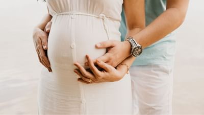 પ્રેગ્નન્સી દરમિયાન કબજીયાતની સમસ્યા સામાન્ય છે પરંતુ સમયસર તેની સારવાર ન કરવા પર ગંભીર સમસ્યા થઈ શકે છે. પ્રેગ્નન્સીમાં કબજીયાતની સમસ્યા સામાન્ય રીતે પહેલા ત્રિમાસિક ગાળામાં થાય છે. જોકે આ કોઈપણ ક્વાર્ટરમાં થઈ શકે છે. પ્રેગ્નેન્સી દરમિયાન કબજિયાત શા માટે થાય છે અને તેની સારવાર માટે શું કરવું જોઈએ?  