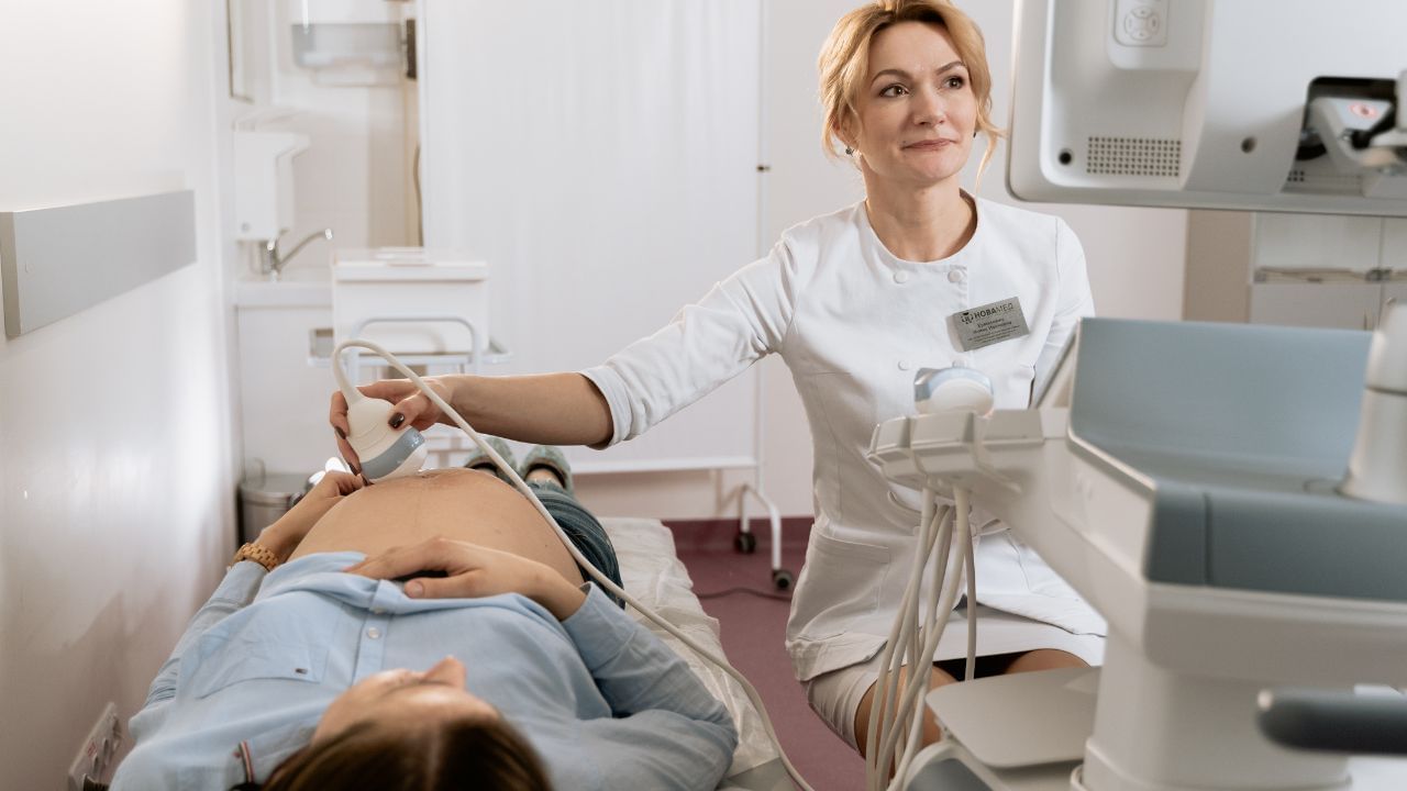 જો કોઈ મહિલાને હાઈડ્રોસાલ્પિનક્સની સમસ્યા છે તો આની પાછળ અનેક કારણો છે.કેટલાક જાતીય રોગો (જાતીય રીતે સંક્રમિત રોગો) જેમ કે ક્લેમીડિયા, ગોનોરિયા વગેરે હાઇડ્રોસાલ્પિન્ક્સ જેવા રોગોનું કારણ બની શકે છે.