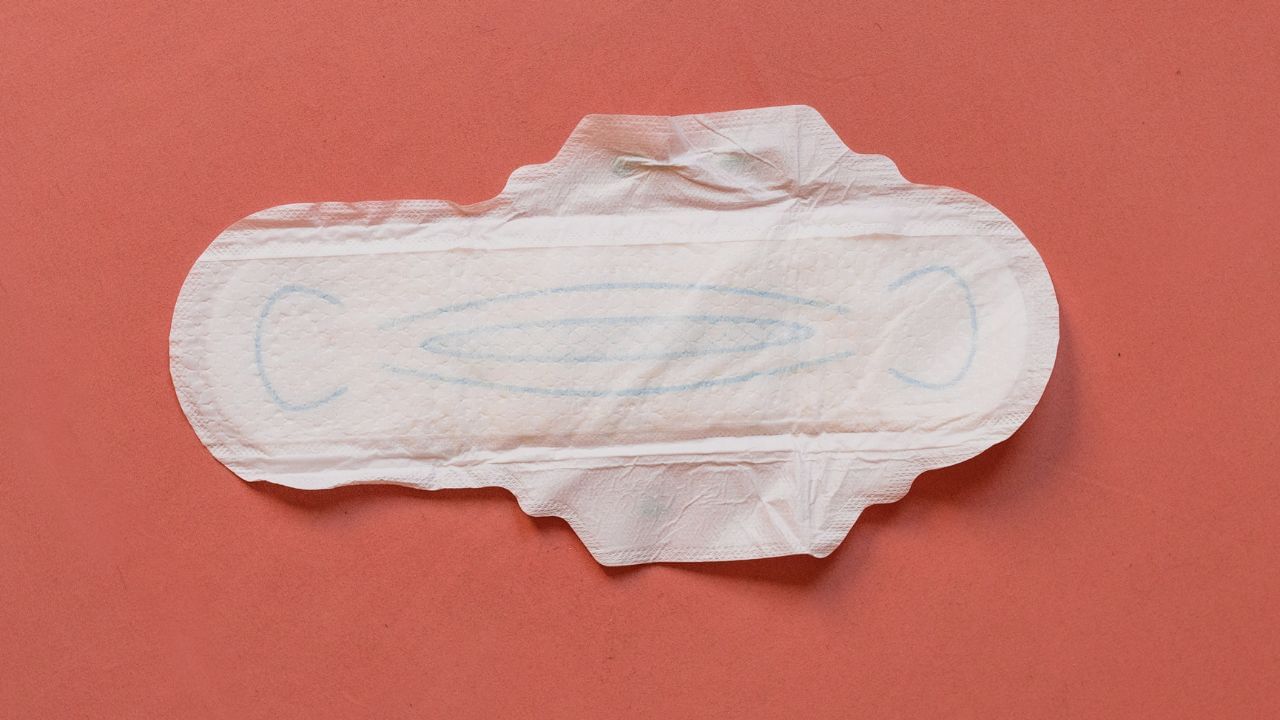 જો પીરિયડ્સ 2 થી 3 દિવસ મોડા આવે છે. તો ડોક્ટર પાસે જવાની જરુર નથી. આ સિવાય પીરિયડ્સ મોડા આવવાની સાથે  શરીરમાં અનેક ફેરફાર જોવા મળે છે. જેમ કે વાળ ખરવા, મૂડ સ્વિંગ અને થાક લાગે તો ડોક્ટર પાસે જરુર જવું જોઈએ.