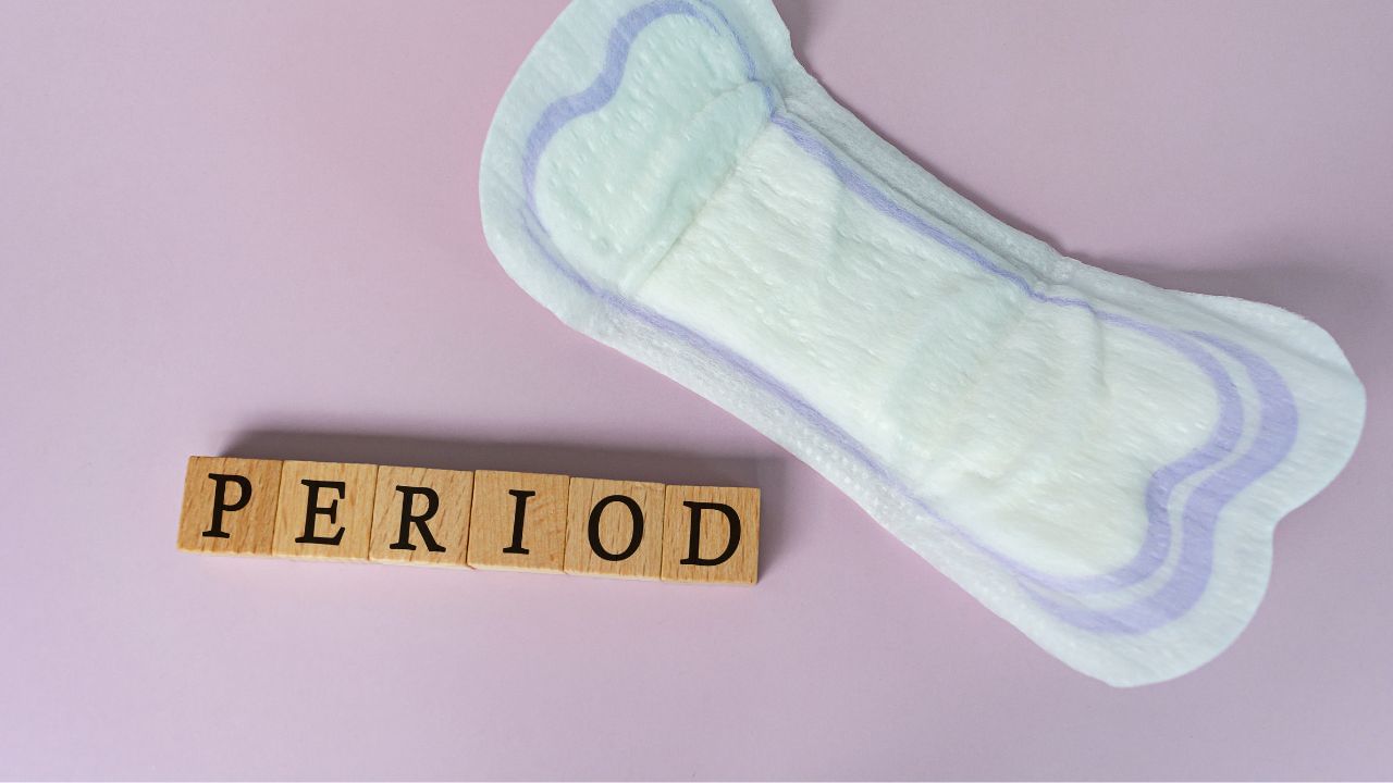 તણાવ કે ચિંતા તમારા હોર્મોન્સને પ્રભાવિત કરી શકે છે. જો તમે તણાવ કે ડિપ્રેશનમાં છો. તો તમને સમય પહેલા પીરિયડ્સ આવી શકે છે. આટલું જ નહી તણાવના કારણે તમારા પીરિયડ્સ મોડા પણ આવી શકે છે. જેના માટે જો તમે તણાવમાં રહો છો તો મેડિટેશન કે યોગ જરુર કરો. 