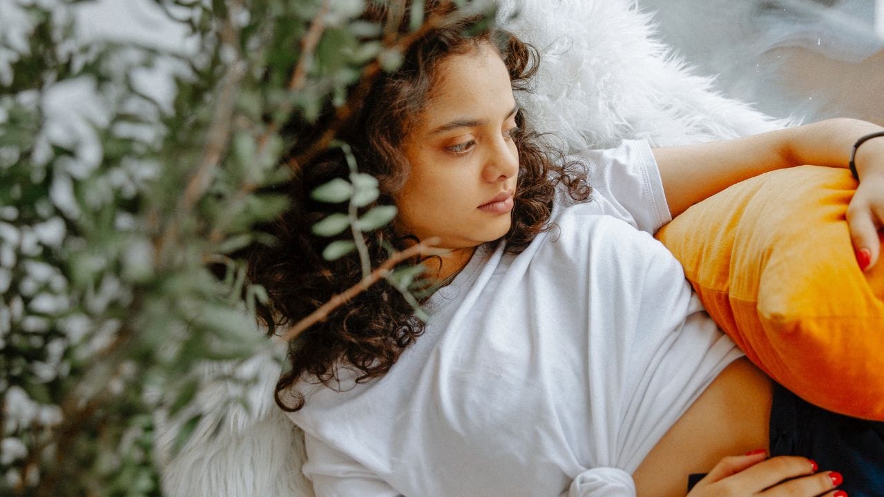 મેનોપોઝના લક્ષણોની જો આપણે વાત કરીએ તો, પીરિયડ સાઈકલમાં ફેરફાર,હેવી કે પછી ઓછું બ્લીડિગ થવું, રાત્રે ઊંઘ ન આવવી, વારંવાર મૂડ સ્વિંગ થવું. યોનિમાં ડ્રાઈનેસ, વજન વધવો, માઈગ્રેન,માથાના દુખાવો જેવી સમસ્યા થઈ શકે છે.  