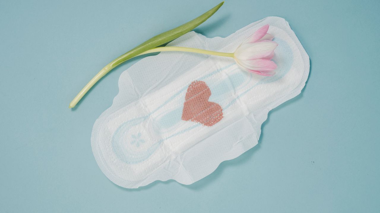 પીરિયડ્સ શરુ થતાં પહેલા થનારી સ્પોર્ટિંગ પીરિયડ્સ આવવાના સંકેત પણ હોય શકે છે. પીરિયડ્સ પૂર્ણ થયાપછી, ક્યારેક થોડું લોહી અંદર રહે છે, જે સ્પોટિંગ તરીકે બહાર આવે છે.