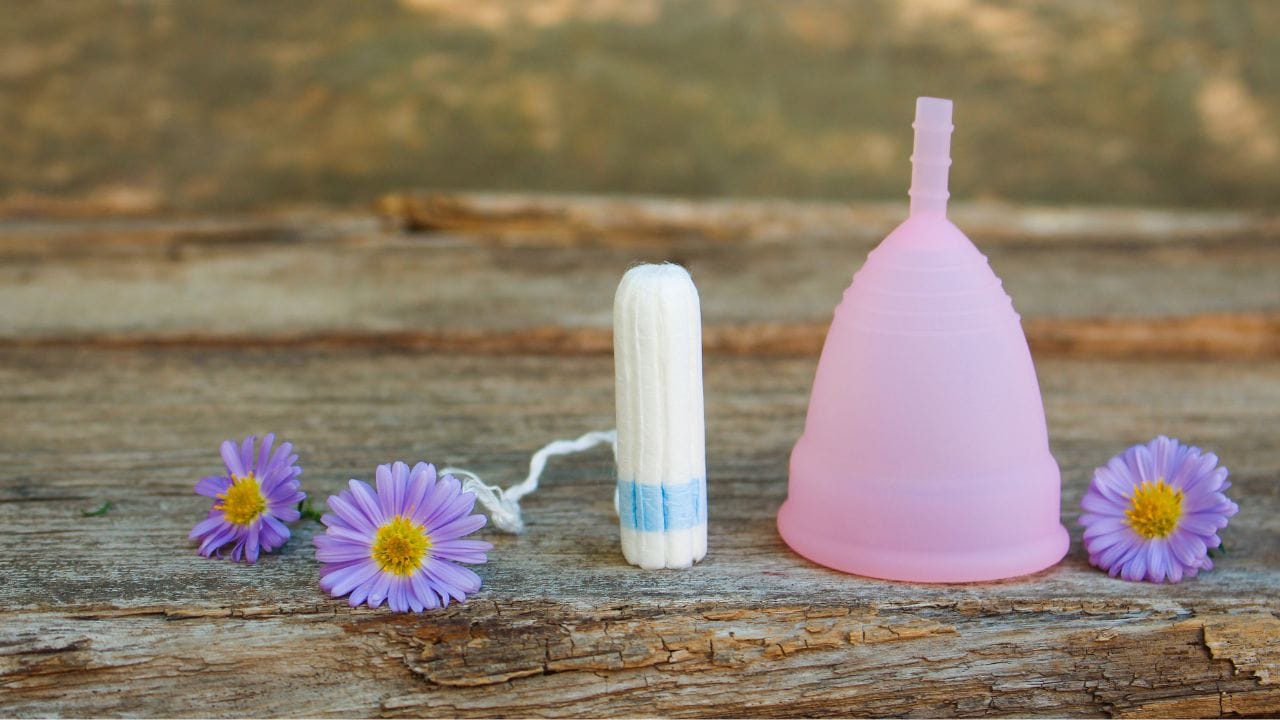  બાળજન્મ દરમિયાન પેલ્વિક અંગો પર પ્રેશર પડે છે. તેથી, ઘણી વખત સ્ત્રીઓને ડિલિવરી પછી પણ યોનિમાર્ગ ગેસની સમસ્યાનો સામનો કરવો પડે છે.જો પેલ્વિક ફ્લોરના સ્નાયુઓ નબળા હોય, તો યોનિમાં ગેસ બનવાનું શરૂ થાય છે.ક્યારેક ભારે કસરત અથવા કેટલાક યોગાસનોને કારણે પણ આવું થાય છે.