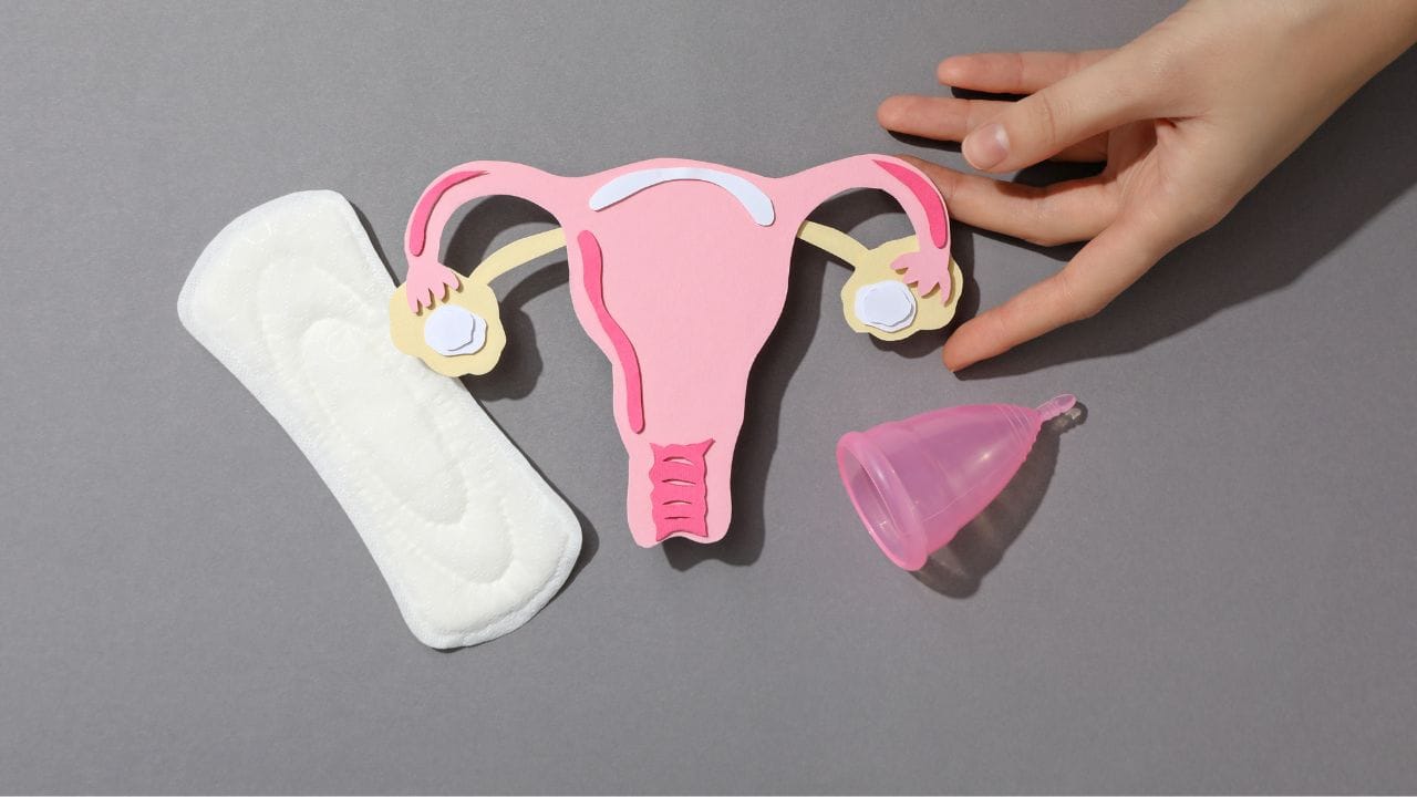 મેનોપોઝ એક પ્રક્રિયા છે. તેના અનેક તબક્કા હોય છે, જેમ કે પેરીમેનોપોઝ, મેનોપોઝ અને પોસ્ટમેનોપોઝ. કેટલીક મહિલાઓમાં, પેરીમેનોપોઝનો તબક્કો વર્ષો સુધી ચાલે છે. આનો અર્થ એ થાય કે ક્યારેક પીરિયડ દરમિયાન વધારે બ્લીડિંગ થાય છે, ક્યારેક ઓછું બ્લીડિંગ થાય છે અને ક્યારેક મહિનાઓ સુધી બ્લીડિંગ થતું નથી. જ્યારે સ્ત્રીઓ પેરીમેનોપોઝ પાર કરે છે, ત્યારે તેઓ મેનોપોઝનો અનુભવ કરે છે.