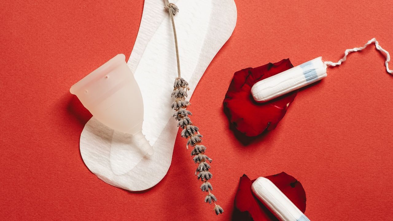 કેટલીક વખત સ્પોર્ટિંગ હોર્મોનલ બદલાવોના કારણે પણ થઈ શકે છે. આ ઈન્ફેક્શન કે કોઈ બીમારીના સંકેત પણ હોય શકેછે. જો તમને સ્પોર્ટિંગ થઈ રહ્યું છે. તો ડોક્ટરનો સંપર્ક જરુર કરો.