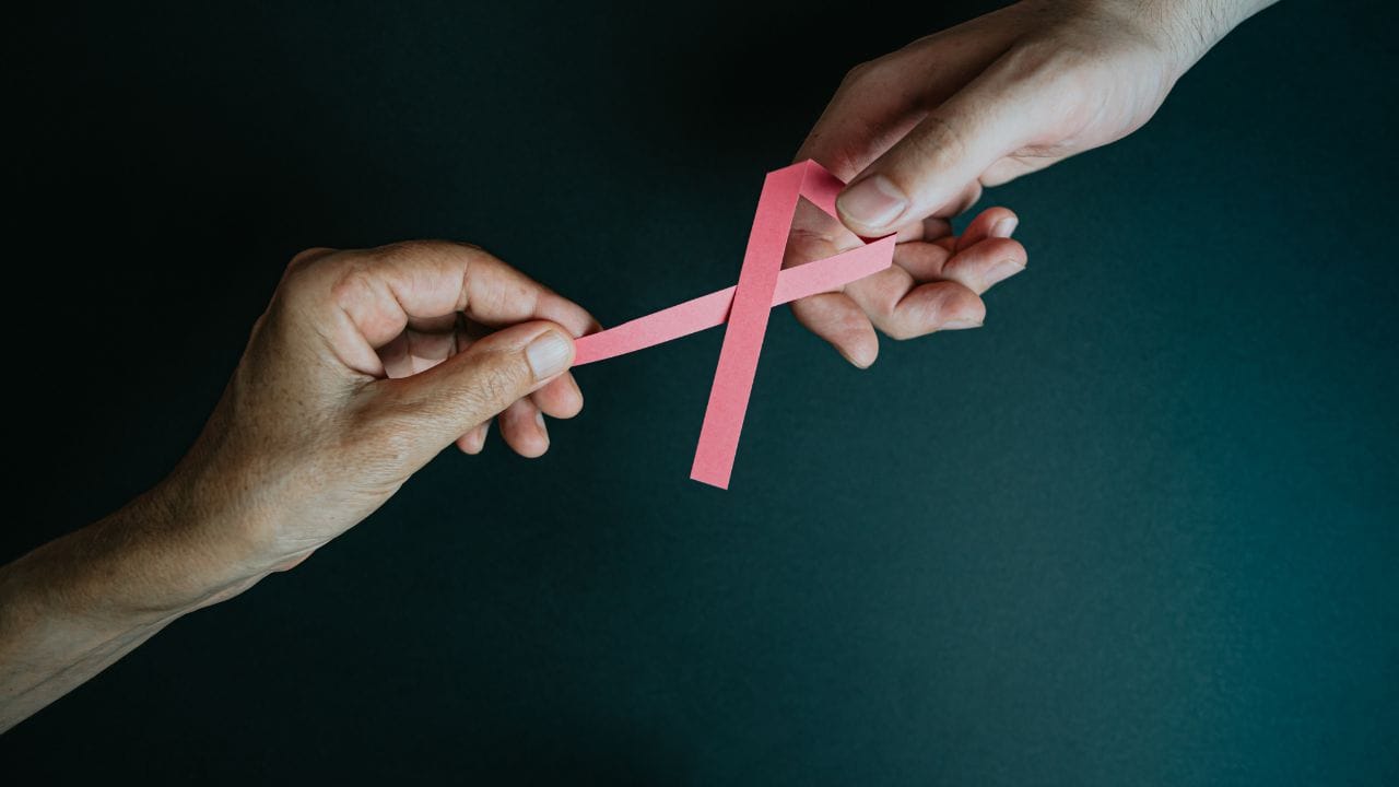 જો તમે નાના બાળકોની માતા છો. અને બાળકોને દૂધ પીવડાવવાનું બંધ કરી દીધું છે.તો મિલ્ક ડિસ્ચાર્જ જોવા મળી શકેછે. કેટલીક મહિલાઓ સ્તનપાન જોડાવ્યાના 2 થી 3 વર્ષ સુધી એક એવો ડિસ્ચાર્જ જોવા મળે છે. જે ખુબ સામાન્ય છે પરંતુ જો તમારા નિપ્પલમાંથી બ્લડ ડિસ્ચાર્જ થાય છે. તો આ એક ખતરો છે. નિપ્પલમાંથી બ્લડ જેવા રંગનું ડિસ્ચાર્જ થવાથી બ્રેસ્ટ કેન્સરની સંભાવના પણ વધી જાય છે.