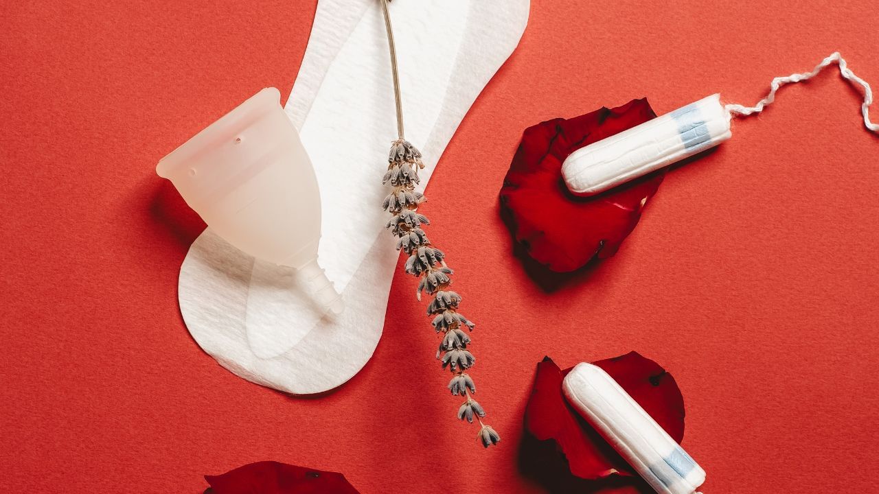 જો તમે વારંવાર ગર્ભનિરોધકની દવાઓનું સેવન કરો છે. તો આની અસર તમારા હોર્મોન્સ અને માસિક ચક્ર પર પડી શકે છે. ગર્ભનિરોધક ગોળીઓનું સેવન કરવાથી હોર્મોનલમાં બદલાવ થાય છે. જે સમય પહેલા પીરિયડ્સનું કારણ બની શકે છે. 