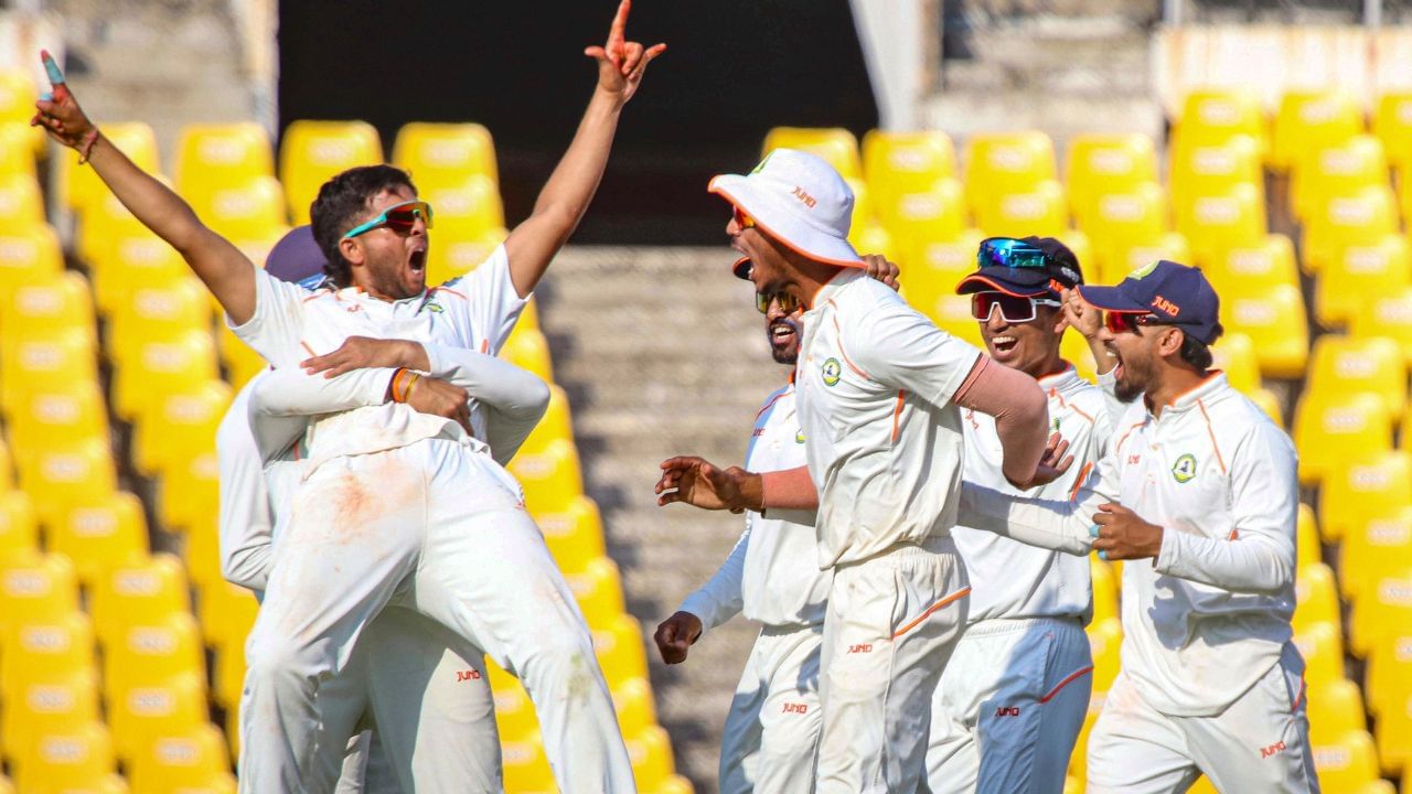 હર્ષ દુબેએ IPL 2025 માટે પોતાનું રજીસ્ટ્રેશન કરાવ્યું હતું. તેણે પોતાની બેઝ પ્રાઈઝ 20 લાખ રૂપિયા રાખી હતી. આમ છતાં, કોઈ પણ ટીમે તેના પર ધ્યાન આપ્યું નહીં. નવેમ્બરમાં યોજાયેલી મેગા હરાજી દરમિયાન, કોઈપણ ફ્રેન્ચાઈઝીએ તેને ખરીદવામાં રસ દાખવ્યો ન હતો. પરંતુ હવે SRHએ તેને પોતાની ટીમમાં સામેલ કર્યો છે.