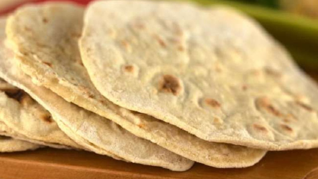 બચેલી રોટલી ફેંકી દેવાને બદલે, તમે તેને ગરમ દૂધ સાથે પણ લઈ શકો છો. ઘણા લોકો વાસી રોટલી પર ઘી લગાવે છે અને તેને શેકે છે અને પછી ખાય છે. આ ખોરાકનો બગાડ અટકાવે છે અને સવારે ઝડપી પૌષ્ટિક નાસ્તો પૂરો પાડે છે.