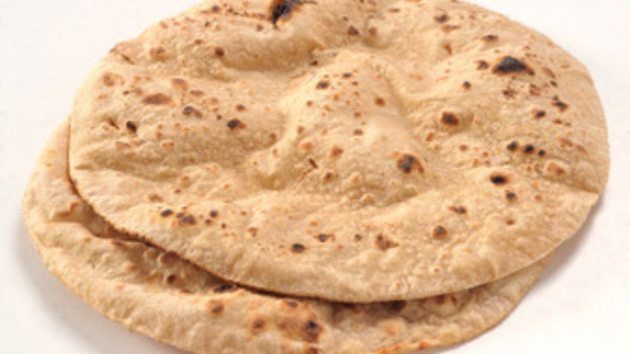 આખી રાત રાખેલી ઠંડી રોટલીમાં સ્ટાર્ચ થોડો રેટ્રો ગ્રેડ થઈ જાય છે, જે દ્રાવ્ય ફાઇબર જેવી જ અસર આપે છે. તે આંતરડામાં ધીમે ધીમે તૂટે છે, તેથી તે પેટ પર ભારી નથી પડતું અને કબજિયાતનું જોખમ ઘટાડી શકે છે.