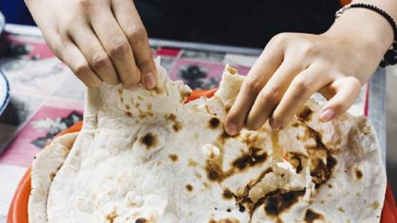 જો તમે રોટલીને દૂધ કે છાશમાં થોડી પલાળીને ખાઓ છો, તો તે ભેજ શોષી લેશે. આ સોડિયમ-પોટેશિયમ સંતુલન સુધારે છે અને ઊર્જા સ્થિર રાખે છે. તે સ્વાદમાં પણ અદ્ભુત છે. તે બ્લડ પ્રેશરને નિયંત્રિત કરવામાં પણ મદદ કરે છે.