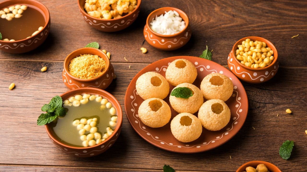 એસિડિટી મટાડે છે: ઘણી વખત ઘણી મુસાફરી કરતી વખતે અથવા કોઈ અન્ય કારણોસર વ્યક્તિ અસ્વસ્થ લાગે છે અને ઉબકા આવવા લાગે છે. આવી સ્થિતિમાં ત્રણ કે ચાર ગોલગપ્પા ખાવાથી મોઢાનો સ્વાદ સુધરે છે અને એસિડિટીથી પણ રાહત મળે છે.
