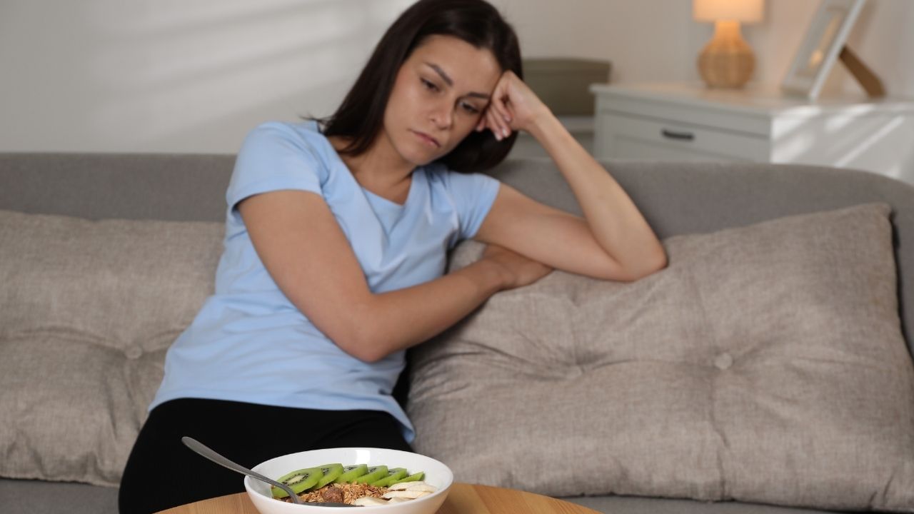 કેટલાક લોકોને ભૂખ ન લાગવી, ઉબકા આવવા અથવા થોડો નિસ્તેજ દેખાવ પણ અનુભવાઈ શકે છે.