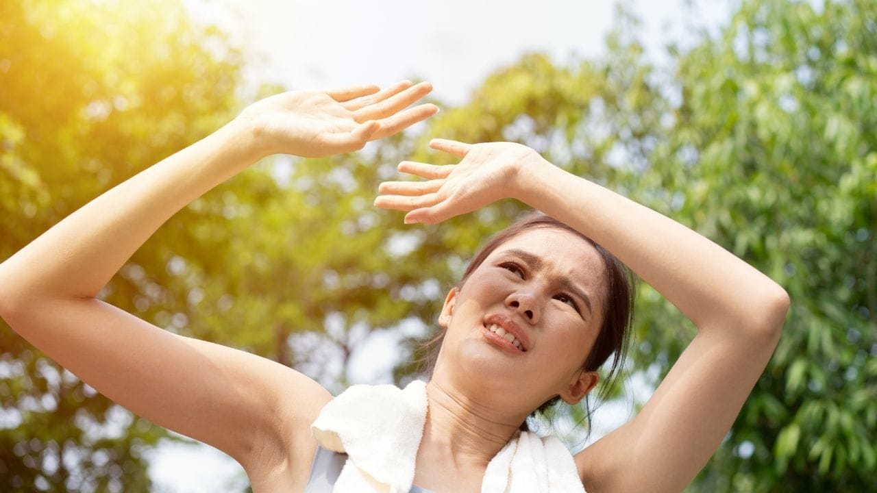 વિશેષત્વે, જેમને ડાયાબિટીસ અથવા હાઈ બ્લડ પ્રેશરની સમસ્યા છે, એમણે વધારે સાવચેતી રાખવી જોઈએ. આવા લોકોને તડકામાં અચાનક જવાથી બ્રેન હેમરેજ કે હાર્ટ એટેક જેવી ગંભીર પરિસ્થિતિ ઊભી થઈ શકે છે. લાંબા સમય સુધી એસીમાં રહીને તડકામાં નીકળવાથી ચક્કર આવવી, ગભરાટ થવો, ઉલ્ટી થવી કે ધબકારા વધી જવા જેવી લક્ષણો દેખાય તો તાત્કાલિક ડૉક્ટરનો સંપર્ક કરવો જોઈએ.