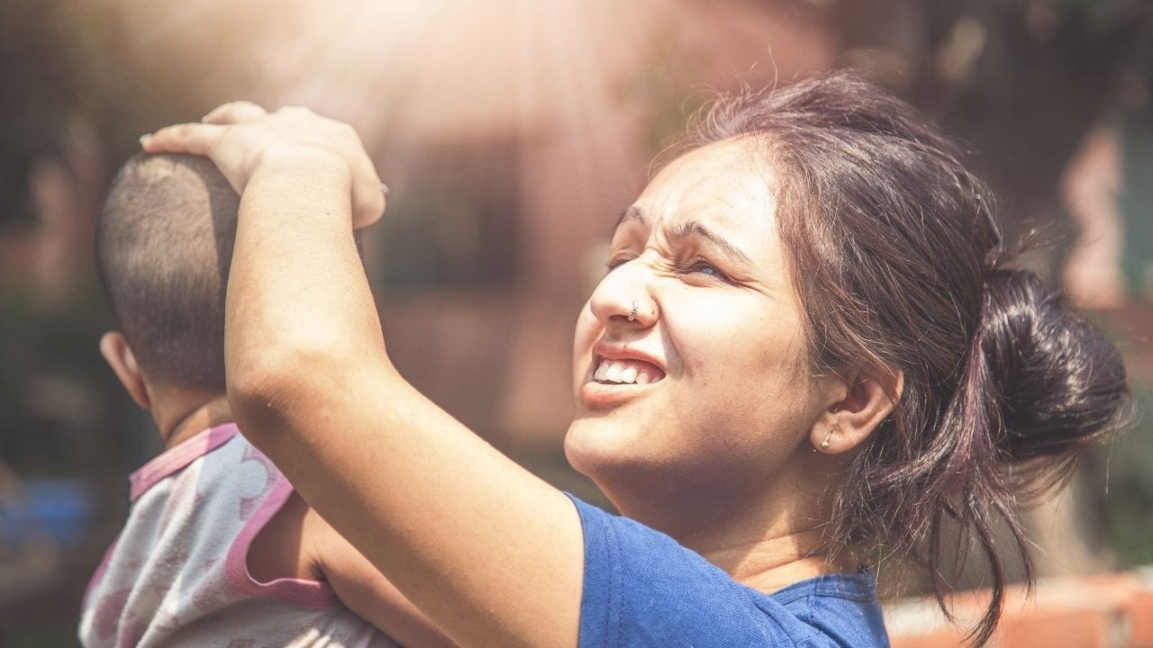 એસીમાંથી બહાર નીકળતી વખતે કેટલીક ખાસ સાવચેતીઓ રાખવી અત્યંત જરૂરી છે, જેથી તડકાના તીવ્ર પ્રભાવથી બચી શકાય. સૌથી પહેલું પગલું એ છે કે બહાર નીકળતાં પહેલાં થોડો સમય ઓફિસના એન્ટ્રિ એરિયામાં અથવા નોન-એસી વિસ્તારમાં ઊભા રહીને શરીરને તડકાનો સામનો કરવા માટે તૈયાર કરવો. તરત જ તડકામાં પ્રવેશ કરવો તાપમાનના તીવ્ર ફેરફારને કારણે નુકસાનકારક થઈ શકે છે. બીજી મહત્વની બાબત એ છે કે ખાલી પેટે બહાર ન નીકળવું જોઈએ.