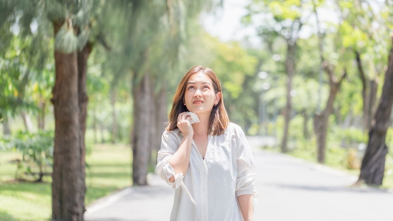 હળવો નાસ્તો કે કોઈ તરલ પદાર્થ લઈને બહાર નીકળવું આરોગ્ય માટે લાભદાયી રહેશે. ઉપરાંત, તડકામાં જતાં પહેલાં શરીરને સારી રીતે ઢાંકી લેવું, ખાસ કરીને માથું કેપ, સ્કાર્ફ કે ટાવેલ વડે ઢાંકવું ખૂબ જ જરૂરી છે. આ તાપમાનના સીધા પ્રભાવથી બચાવે છે. સાથે સાથે, જો તડકામાં વધુ સમય માટે જવું પડે તો પાણીની બોટલ સાથે રાખવી અને સતત હાઇડ્રેટેડ રહેવું પણ અનિવાર્ય છે. આ તમામ સાવચેતીઓ અપનાવવાથી ગરમીમાં ત્વરિત તાપમાન પરિવર્તનના જોખમોથી દૂર રહી શકાય છે.