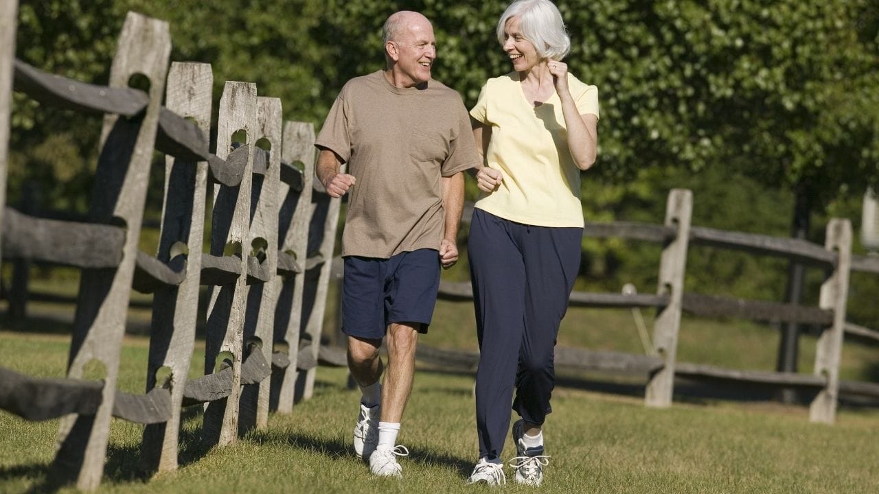 માઇક્રોવોકિંગ હૃદય સંબંધિત રોગોનું જોખમ ઘટાડે છે અને હૃદયનું સ્વાસ્થ્ય જાળવી રાખે છે. તે બ્લડ પ્રેશર અને કોલેસ્ટ્રોલને પણ નિયંત્રિત કરે છે. જો તમને કોલેસ્ટ્રોલ વધારે છે, તો ચોક્કસ કોઈને કોઈ રીતે ચાલો.