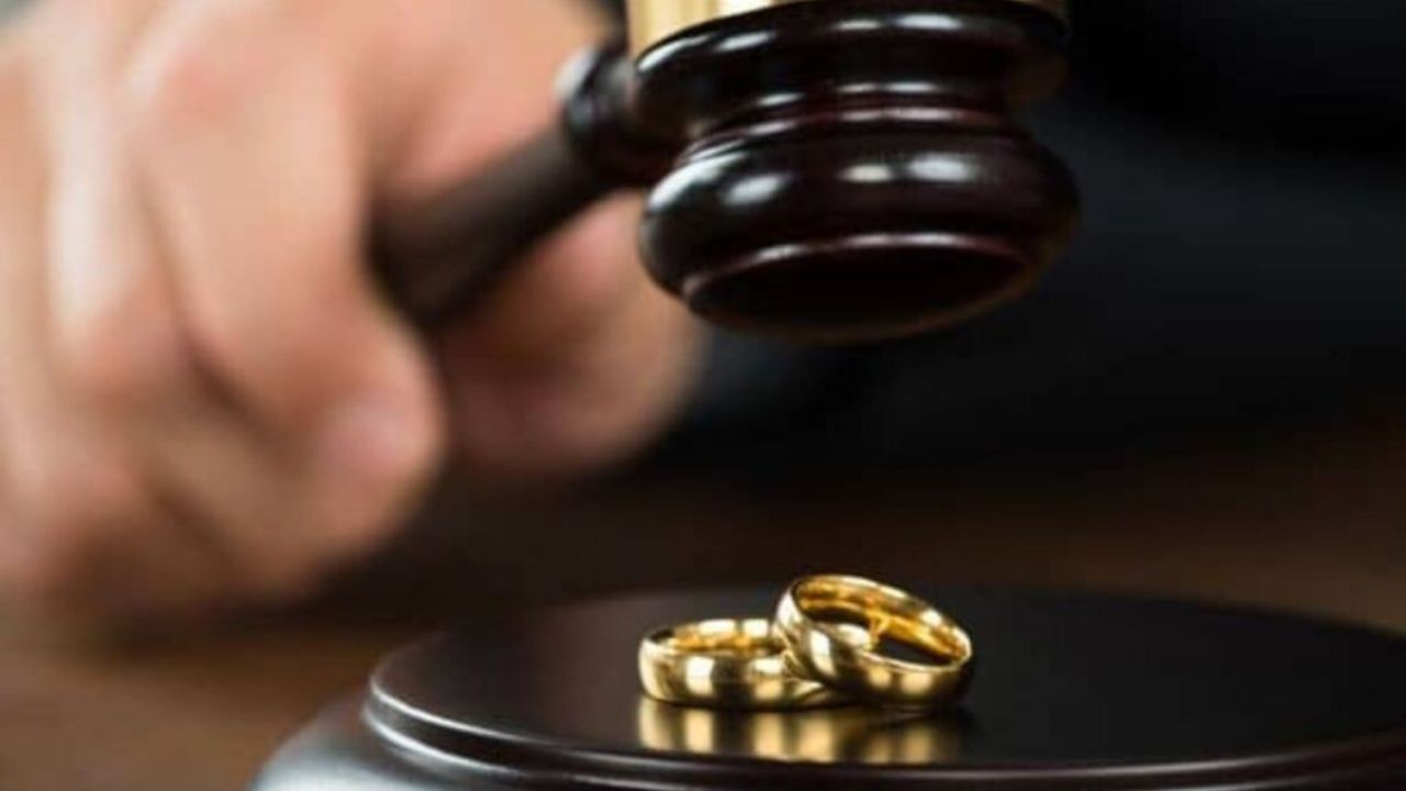 તેજ પ્રતાપનો વૈવાહિક દરજ્જો શું છે?: તેજ પ્રતાપ યાદવના લગ્ન 2018 માં બિહારના ભૂતપૂર્વ મુખ્યમંત્રી દરોગા રાયની પૌત્રી અને સિનિયર નેતા ચંદ્રિકા રાયની પુત્રી ઐશ્વર્યા રાય સાથે થયા હતા, પરંતુ આ સંબંધ લાંબો સમય ટકી શક્યો નહીં. લગ્નના થોડા મહિના પછી જ બંને વચ્ચે મતભેદના સમાચાર આવવા લાગ્યા અને તેજ પ્રતાપે વર્ષ 2018માં જ કોર્ટમાં છૂટાછેડાની અરજી દાખલ કરી. જો કે વર્ષ 2025 સુધી આ છૂટાછેડાની પ્રક્રિયા હજુ પૂર્ણ થઈ નથી. જેનો અર્થ એ થયો કે કાયદેસર રીતે તેજ પ્રતાપ હજુ પણ પરિણીત છે.
