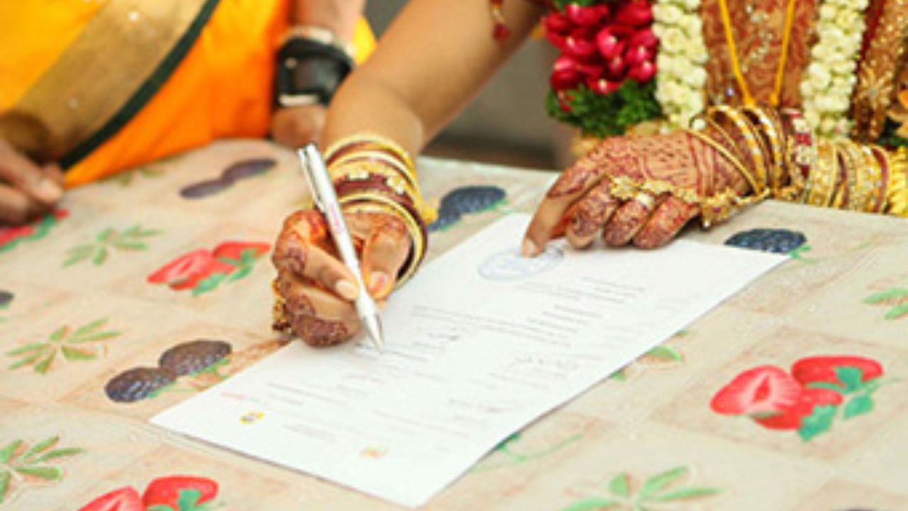 જો તમે તમારા લગ્ન Special Marriage Act, 1954 હેઠળ નોંધાવ્યા હોય (જેમાં નોટિસ પીરિયડ હોય છે), તેમાં લગભગ 30-45 દિવસ લાગે છે. કારણ કે પહેલા 30 દિવસની નોટિસ આપવી પડે છે.