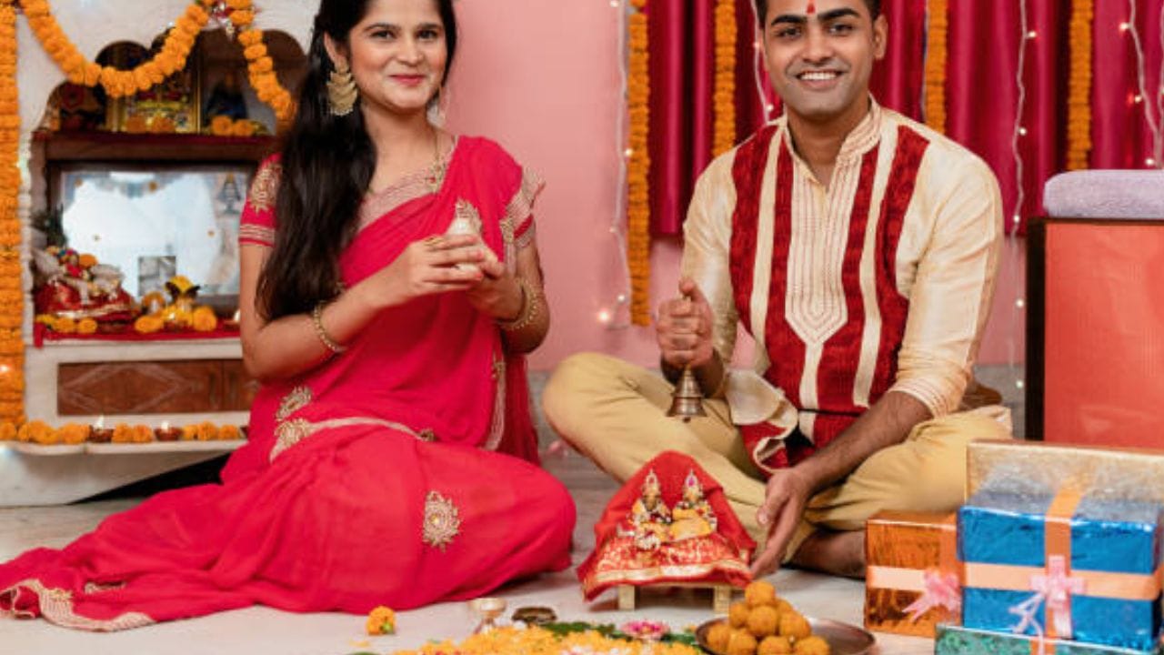 પત્નીને વામાંગી કેમ કહેવામાં આવે છે?: ધાર્મિક માન્યતાઓ અનુસાર, ભગવાન શિવને અર્ધનારેશ્વર કહેવામાં આવે છે અને ડાબો ભાગ શક્તિનું સ્વરૂપ છે, જેના કારણે સ્ત્રીને વામાંગી કહેવામાં આવે છે. તેનો અર્થ છે, ડાબી બાજુની અધિકારી. 
