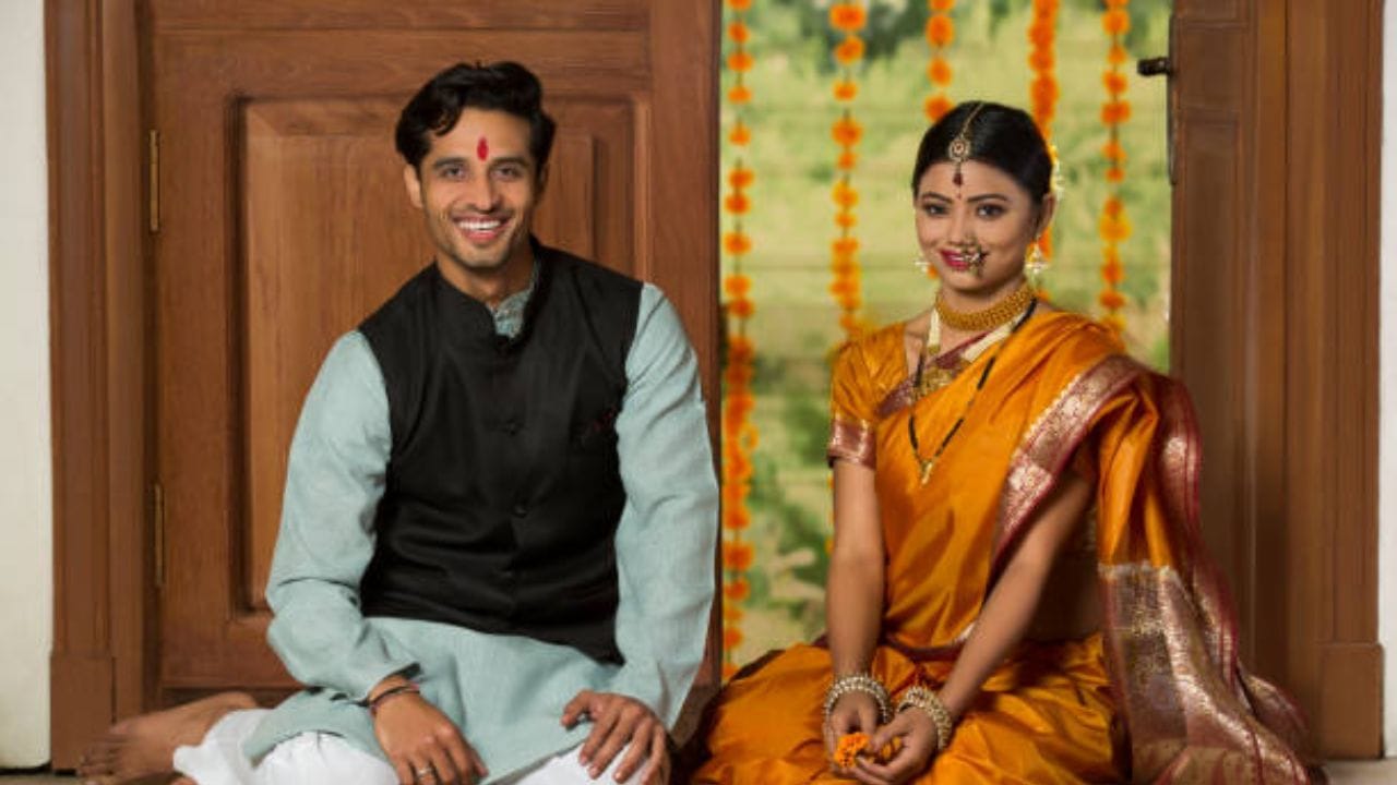 ધાર્મિક અને યોગિક તર્ક: ઇડા અને પિંગલા નાડી સાથે આ જોડાયેલું છે. યોગ શાસ્ત્રમાં ઇડા નાડીને ડાબી બાજુ અને પિંગલા નાડીને જમણી બાજુનું સ્થાન માનવામાં આવે છે. ઇડા = ચંદ્ર ઊર્જા (ઠંડુ, સ્ત્રીની, ભાવનાત્મક), પિંગલા = સૂર્ય ઊર્જા (ગરમ, પુરુષાર્થ, ક્રિયાશિલ). પતિની પિંગલા (ક્રિયાશિલ) ઉર્જા પત્નીની ઇડા (ભાવનાત્મક) ઉર્જા દ્વારા સમર્થિત હોય છે. આમ માનસિક અને આધ્યાત્મિક સંતુલન બનાવે છે. પત્નીને ઇડા નાડી સાથે જોડવામાં આવી છે.
