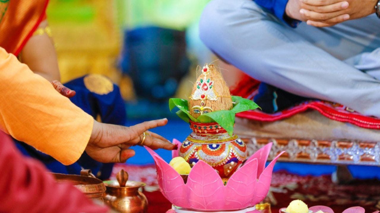 પાયાની પૂજાની સમગ્ર વિધિ એ મનોવૈજ્ઞાનિક માન્યતા પર આધારિત છે કે જેમ શેષનાગ આખી પૃથ્વીને પોતાના ફેણ પર ધારણ કરે છે. તેવી જ રીતે મકાનનો પાયો પણ ચાંદીના નાગના ફેણ પર એટલે કે જમીનમાં દટાયેલો હોવો જોઈએ. 
