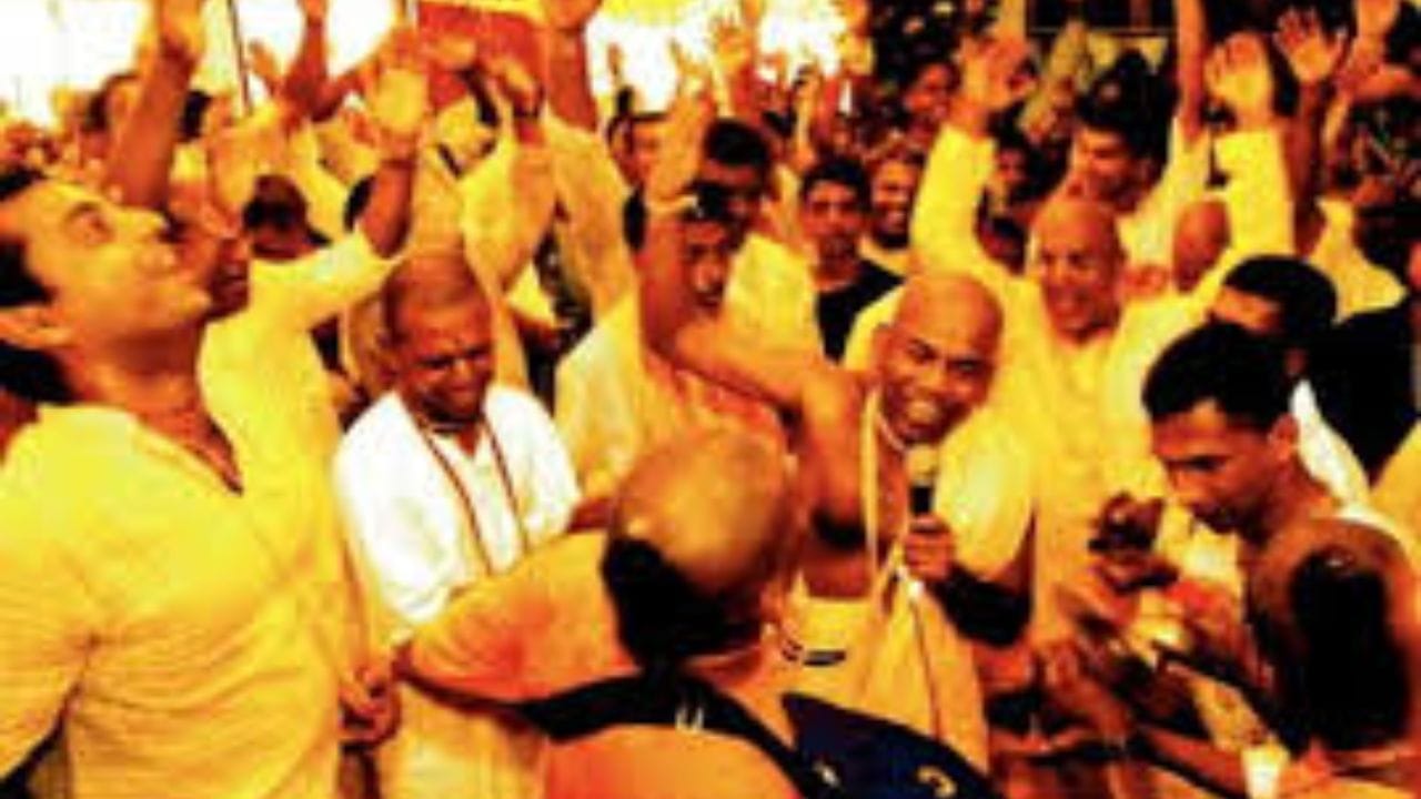 ધાર્મિક માન્યતાઓ અનુસાર તાળી પાડવાથી વાતાવરણમાં પોઝિટિવ એનર્જી આવે છે અને નેગેટિવ એનર્જી દૂર થાય છે. તે પૂજા સ્થળને પણ શુદ્ધ અને પવિત્ર બનાવે છે. ધ્યાન દરમિયાન તાળીઓનો અવાજ માનસિક એકાગ્રતા અને મનની શાંતિ જાળવવામાં મદદ કરે છે. જેનાથી ભક્ત સંપૂર્ણ એકાગ્રતા સાથે નામ જાપ અથવા ભજન કીર્તન પર ધ્યાન કેન્દ્રિત કરી શકે છે.
