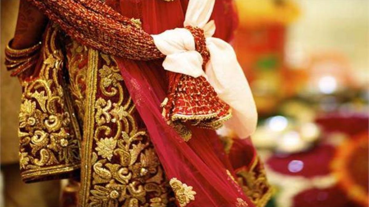 સોપારી: સોપારીને પવિત્ર ફળ માનવામાં આવે છે. દરેક ધાર્મિક કાર્યક્રમમાં સોપારીનો ઉપયોગ થાય છે. ખાસ કરીને ગણેશ પૂજામાં ભગવાન ગણેશની મૂર્તિની જગ્યાએ સોપારીની પૂજા કરવામાં આવે છે. જેથી તેઓ ભગવાન ગણેશના આશીર્વાદ મેળવી શકે અને તેમના જીવનની બધી સમસ્યાઓથી મુક્તિ મેળવી શકે.
