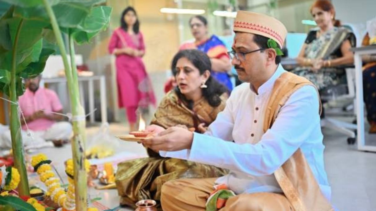 પ્રચલિત માન્યતાઓ અનુસાર લગ્ન પછી પત્ની હંમેશા તેના પતિની ડાબી બાજુ બેસે છે. પરંતુ કેટલાક કાર્યો એવા છે જેમાં તે જમણી બાજુ બેસે છે, જેમ કે ધાર્મિક વિધિઓ (સાંસ્કૃતિક લગ્ન રિવાજો) વગેરે. એવું કહેવાય છે કે સ્ત્રીએ સિંદૂર ચઢાવતી વખતે, ઘરે પાછા ફરતી વખતે, આશીર્વાદ લેતી વખતે અને ભોજન કરતી વખતે તેના પતિની ડાબી બાજુ રહેવું જોઈએ.
