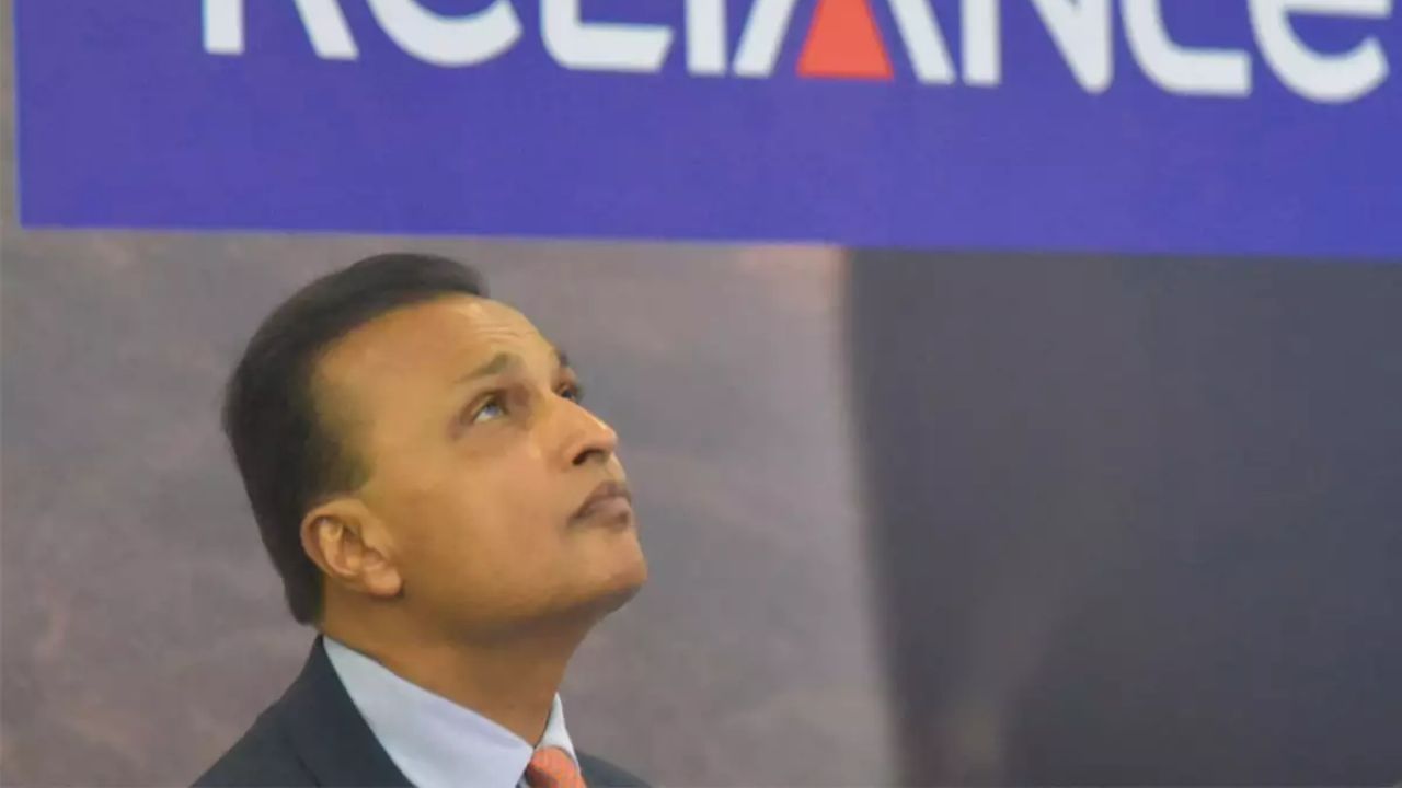 તેમજ, Reliance Infrastructure Ltdના શેરમાં પણ ગતિ જોવા મળી છે. આજે BSE પર આ શેર 8.50 ટકાની વૃદ્ધિ સાથે ₹307.50 પર બંધ થયો હતો. છેલ્લા એક મહિનામાં શેરે 14.54 ટકાનો રિટર્ન આપ્યો છે, જ્યારે છેલ્લા બે વર્ષમાં આ રિટર્ન 118.39 ટકાનો રહ્યો છે. હાલ કંપનીનું બજાર મૂલ્ય ₹12,089.92 કરોડ છે. આ આંકડા દર્શાવે છે કે બંને કંપનીઓએ રાહત આપતા પરિણામો આપ્યા છે અને અનુમોલ અંબાણીના નેતૃત્વ હેઠળ રિલાયન્સ ગ્રુપ ફરીથી ઊંચાઈ તરફ આગળ વધી રહ્યો છે.
