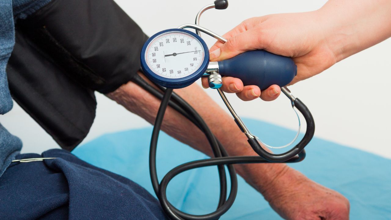 જૈવિક અને સામાજિક કારણોથી મહિલાઓ વિશેષરૂપે સંવેદનશીલ હોય છે. માસિકધર્મ, ગર્ભાવસ્થા અને મેનોપોઝ દરમિયાન હોર્મોનલ ફેરફાર તેમજ પોલીસિસ્ટિક ઓવેરિયન સિન્ડ્રોમ (પીસીઓએસ) અને ઓટોઇમ્યુન વિકૃતિઓ જેવી પરિસ્થિતિઓ હાઇ બ્લડ પ્રેશરનું જોખમ વધારે છે. ભાવનાત્મક તણાવની મોટાભાગે અવગણના કરાય છે, પરંતુ તે મહત્વપૂર્ણ ટ્રિગર છે.