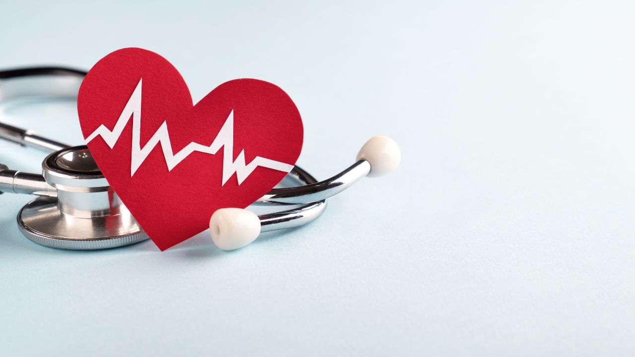 અપોલો હોસ્પિટલ્સ દ્વારા તાજેતરમાં રજૂ કરાયેલા હેલ્થ ઓફ ધ નેશનલ રિપોર્ટ 2025 પણ આ પરિસ્થિતિ ઉપર પ્રકાશ પાડે છે. રિપોર્ટ મૂજબ અમદાવાદમાં 15,172 વ્યક્તિઓનું સ્ક્રિનિંગ કરાયું હતું, જેમાંથી 24.4 ટકા હાઇપરટેન્સિવ અને 51.9 ટકા પ્રી-હાઇપરટેન્શિવ કેટેગરીમાં જોવા મળ્યાં હતાં. માત્ર 23.7 ટકાનું બ્લડ પ્રેશર નોર્મલ હતું.