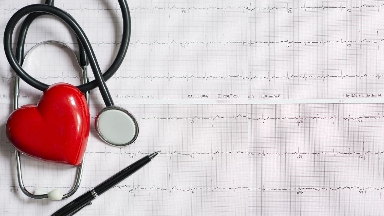 રોજનું બ્લડ પ્રેશર તપાસવું અને સામાન્ય જીવનશૈલીમાં કેટલીક સરળ બાબતોને શામેલ કરવી ખૂબ અસરકારક સાબિત થઈ શકે છે. યોગ્ય પગલાં દ્વારા બ્લડ પ્રેશર તેમજ હ્રદયરોગના જોખમને ઘટાડી શકાય છે. સ્વસ્થ જીવનશૈલી અપનાવીને દવાઓની જરૂરિયાત ઘટાડી શકાય છે અથવા ટાળી શકાય છે.