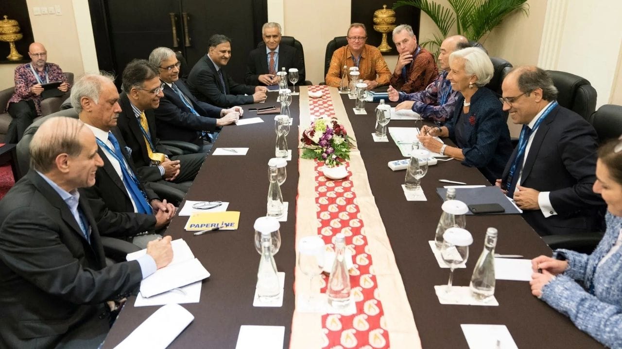 IMF ખાસ કરીને એ જુએ છે કે કાર્યક્રમ હેઠળની શરતો પૂરી થઈ છે કે નહીં, અને કાર્યક્રમને યોગ્ય રીતે અમલમાં મૂકવા માટે કોઈ નીતિગત ફેરફારોની જરૂર છે કે નહીં. જુલી કોઝાકે વધુમાં કહ્યું કે પાકિસ્તાને બધી શરતો પૂરી કરી છે.