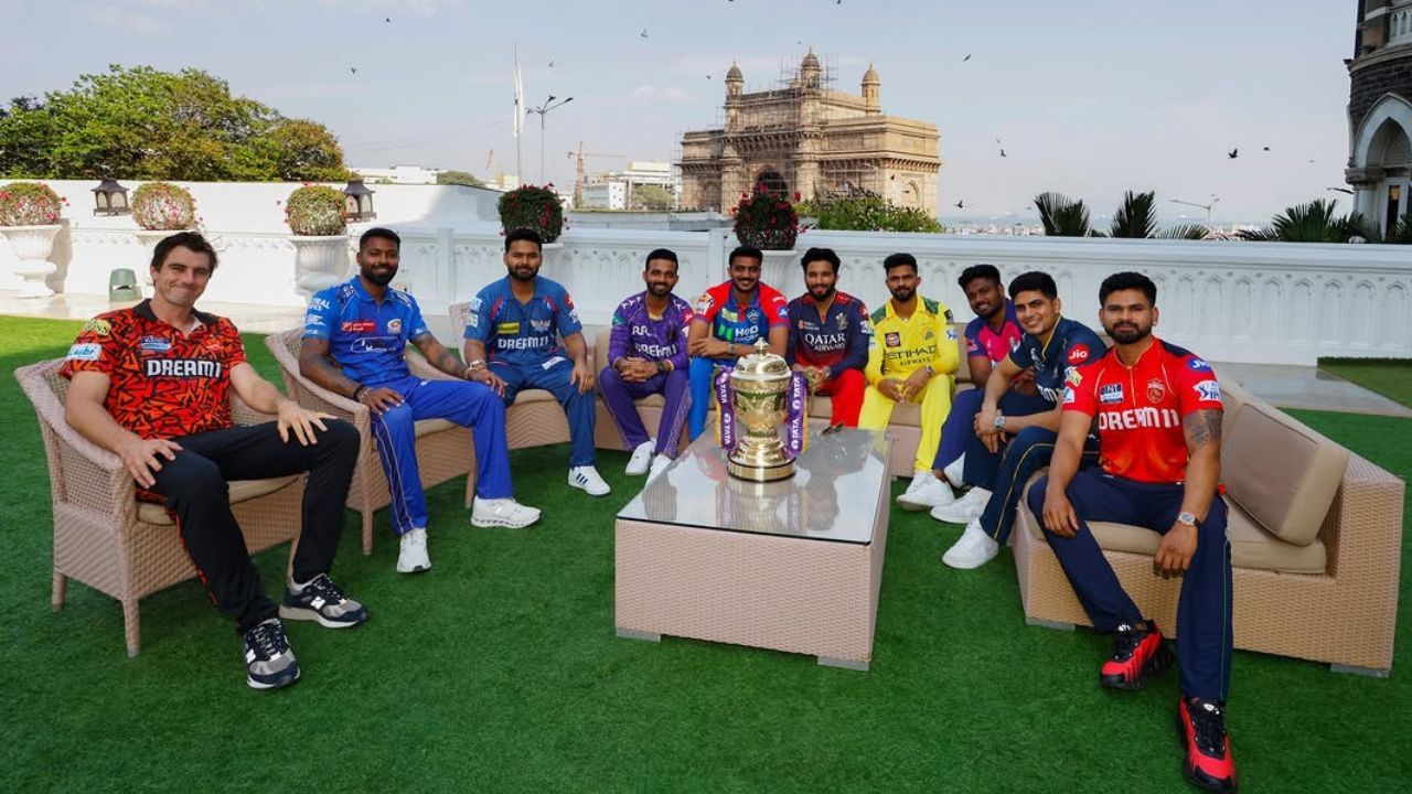 ભારત અને પાકિસ્તાન વચ્ચે તણાવ વધી ગયો છે. ઓપરેશન સિંદૂર બાદ પાકિસ્તાન ડરી ગયું છે. એક બાદ એક નાપાક હરકત કરી રહ્યું છે. જેનો ભારતે જડબાતોડ જવાબ આપ્યો છે. પાકિસ્તાને ભારતના અનેક શહેરમાં ડ્રોન અટેક કરવામાં આવ્યા છે. ભારતે પાકિસ્તાનને મિસાઈડલ અને ડ્રોનથી જવાબ આપ્યો છે.પરંતુ આ હુમલા બાદ શું હવે આની અસર આઈપીએલ પર જોવા મળશે. જ્યાં ધર્મશાળામાં પંજાબ કિંગ્સ અને દિલ્હી કેપિટલ્સ વચ્ચે આઈપીએલ મેચ રદ્દ કરવામાં આવી છે. હવે મોટો સવાલ એ છે કે, શું આ લીગ રમાશે. કે પછી સ્થગિત કરી દેવામાં આવશે. આ સિવાય બીસીસીઆઈ પાસે ક્યાં-ક્યાં ઓપ્શન છે ચાલો જાણીએ.