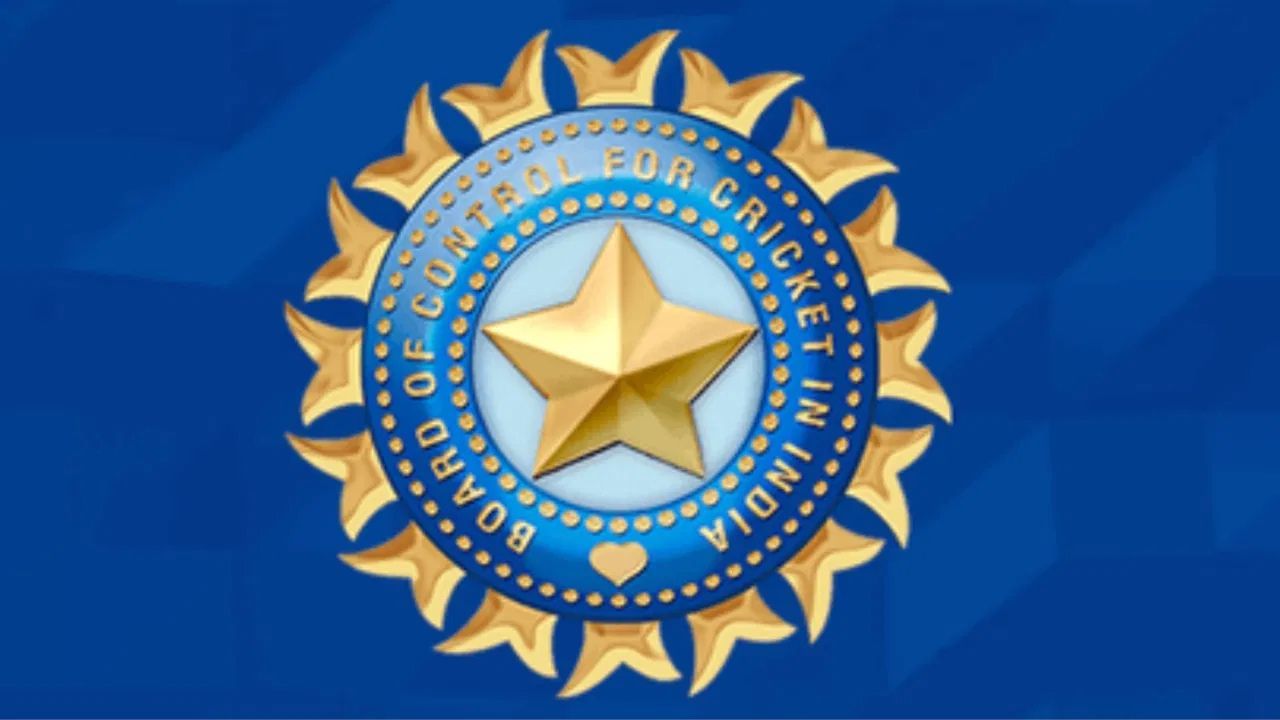 BCCI આ લીગનું શક્ય તેટલું જલ્દી આયોજન કરવાનું વિચારી રહ્યું છે. આ માટે BCCI સુરક્ષિત સ્થળ પણ શોધી રહ્યું છે. IPLમાં ભાગ લેનારા વિદેશી ખેલાડીઓ સ્વદેશ પરત ફર્યા છે. હવે નવી તારીખોની જાહેરાત થતા જ આ ખેલાડીઓ ફરીથી IPL રમવા માટે ભારત આવશે. જોકે, કેટલાક વિદેશી ખેલાડીઓના આગમન અંગે શંકા વ્યક્ત કરવામાં આવી રહી છે. (All Photo Credit : PTI)