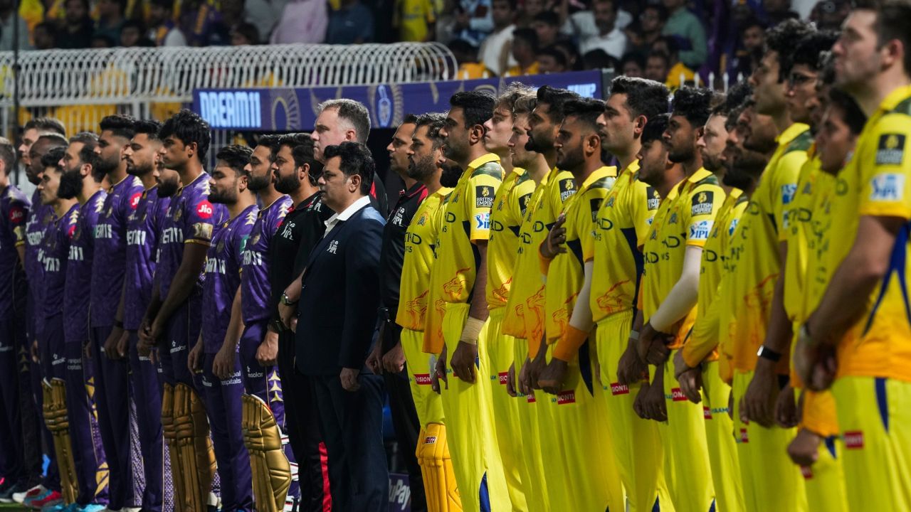 આમ છતાં, BCCI અધિકારીઓ માને છે કે વર્તમાન વાતાવરણમાં IPLનું આયોજન કરવું ખૂબ મુશ્કેલ છે. રિપોર્ટમાં દાવો કરવામાં આવ્યો છે કે વિવિધ ફ્રેન્ચાઈઝીના અધિકારીઓ સાથે વાત કર્યા પછી, તેમણે અનૌપચારિક રીતે કહ્યું છે કે આ સિઝનની બાકીની મેચો વર્ષના અંતમાં રમાડી શકાય છે.