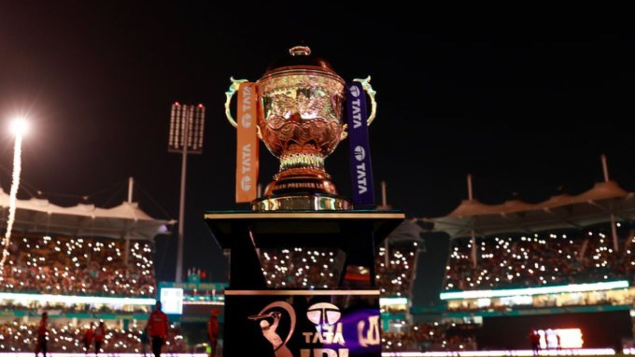 સનરાઇઝર્સ હૈદરાબાદના મુખ્ય કોચ ડેનિયલ વેટ્ટોરીએ રવિવારે ખુલાસો કર્યો કે ટીમના ઓસ્ટ્રેલિયન ઓપનર ટ્રેવિસ હેડનો કોરોનાવાયરસ ટેસ્ટ પોઝિટિવ આવ્યો છે. આ કારણે, તે સમયસર ભારત પરત ફરી શક્યો નહીં અને ટીમની આગામી મેચમાં રમી શકશે નહીં.