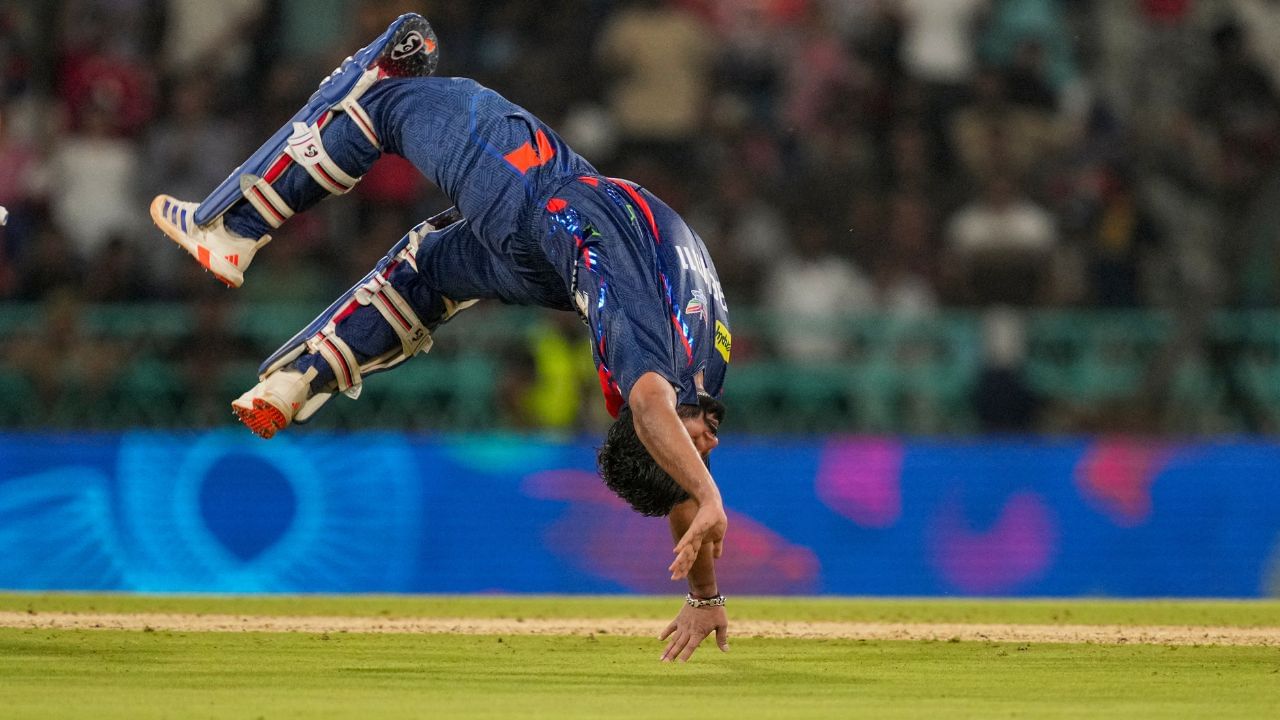  પંતને 30 લાખ રૂપિયાનો દંડ કેમ ફટકારવામાં આવ્યો?લખનૌ સુપર જાયન્ટસના કેપ્ટન પંત અને તેની ટીમ પર આરસીબી વિરુદ્ધ મેચ દરમિયાન સ્લો ઓવર રેટ જાળવવાના કારણે દંડ ફટકારવામાં આવ્યો છે. કારણ કે, IPLની આચારસંહિતા હેઠળ લખનૌ સુપર જાયન્ટ્સનો આ સિઝનનો ત્રીજો ગુનો હોવાથી, ટીમના કેપ્ટન પંતને 30 લાખ રૂપિયાનો દંડ ફટકારવામાં આવ્યો છે. 