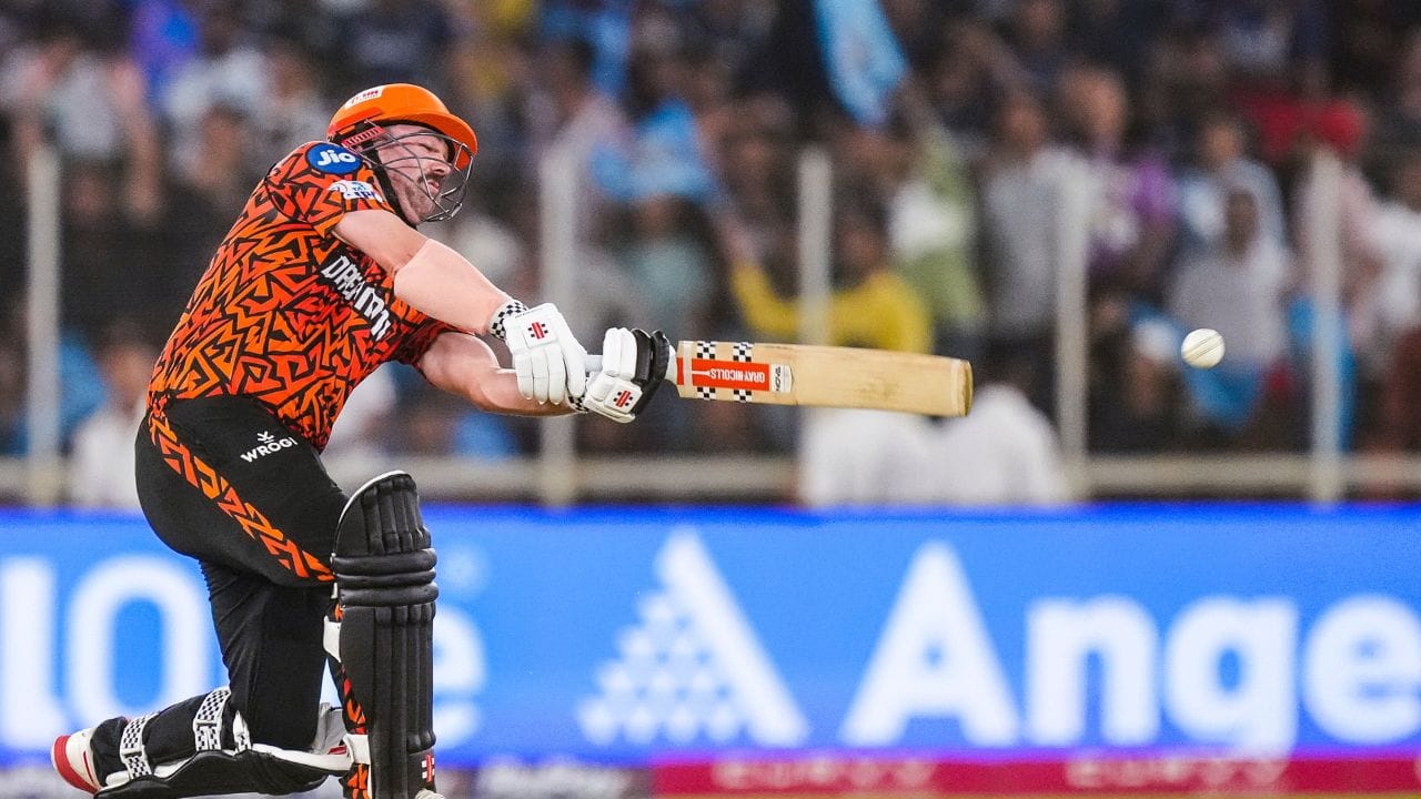 પરંતુ જ્યારે તેમનો કેપ્ટન પેટ કમિન્સ ભારત પાછો ફર્યો, ત્યારે ટ્રેવિસ હેડ પાછો ફર્યો નહીં. આ વાતથી બધાને આશ્ચર્ય થયું અને હવે તેની પાછળનું કારણ બધાની સામે આવી ગયું છે. સનરાઇઝર્સ તેમની આગામી મેચમાં સોમવાર, 19 મેના રોજ લખનૌ સુપર જાયન્ટ્સનો સામનો કરશે પરંતુ હેડ તેનો ભાગ બની શકશે નહીં.