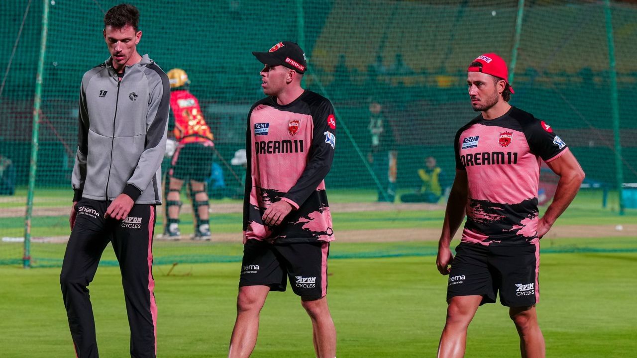 IPL 2025 સ્થગિત થતા વિદેશી ખેલાડીઓએ પોતાના દેશમાં પાછા ફરવાની માંગ શરૂ કરી દીધી છે. ધર્મશાલાથી દિલ્હી આવ્યા બાદ કેટલાક વિદેશી ખેલાડીઓએ પોતાના દેશ પાછા ફરવાનું શરૂ કરી દીધું છે. અન્ય વિદેશી ખેલાડીઓ પણ શનિવાર સુધીમાં ભારત છોડી દેશે તેવી અપેક્ષા છે. આવી સ્થિતિમાં, જો લીગ ફરી શરૂ થાય તો પણ તેમને પાછા લાવવાનો મોટો પડકાર હશે.